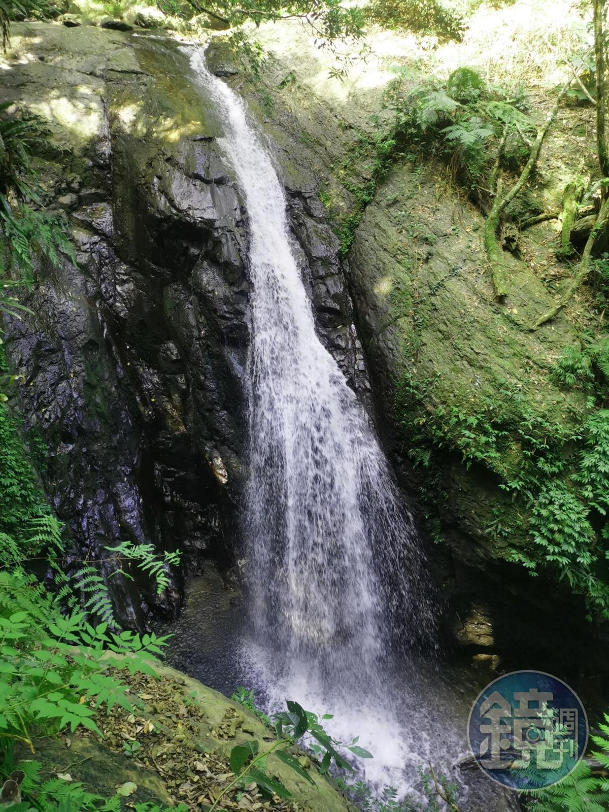 森山瀑布瀑型不高,水流較為湍急。