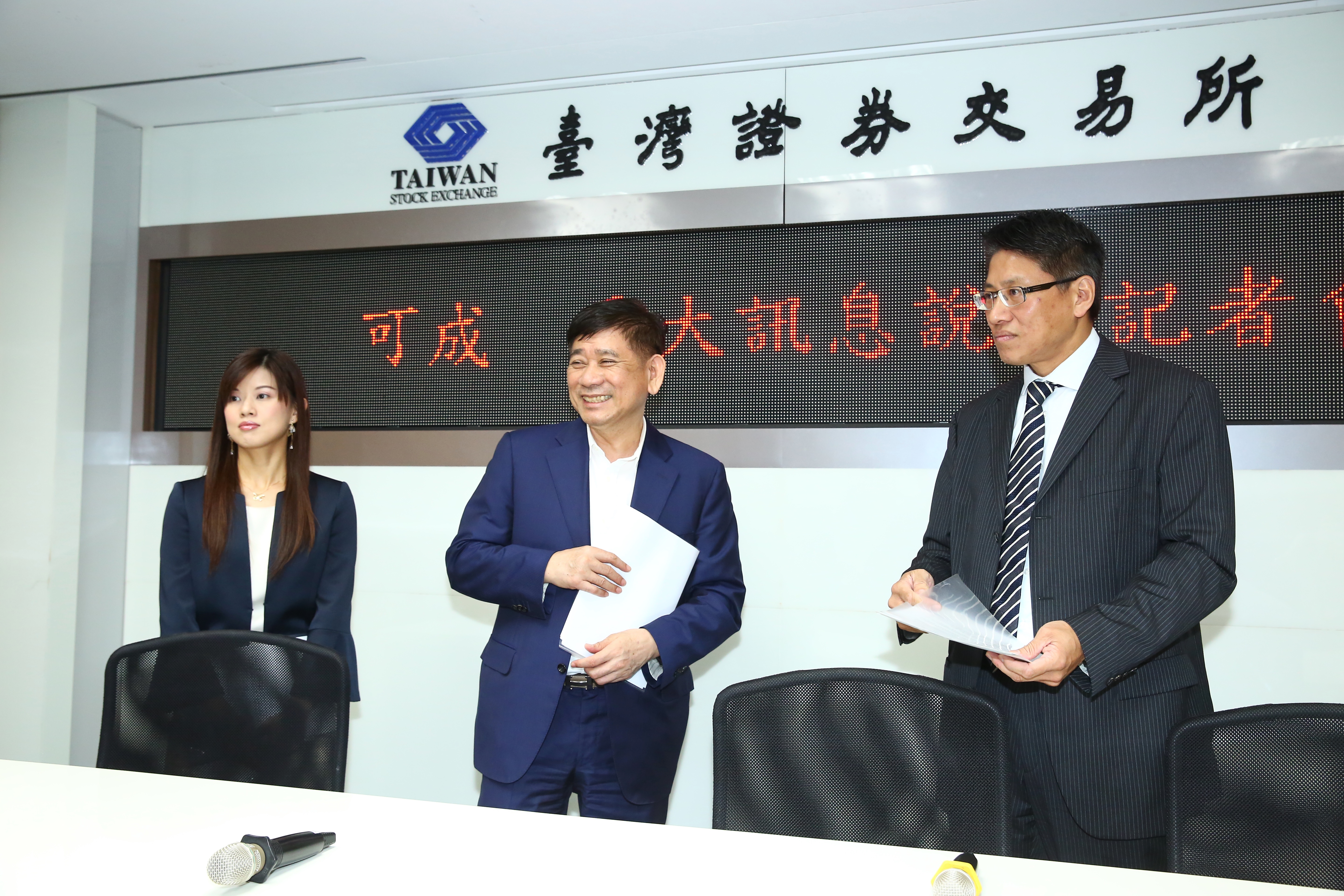 可成董事長洪水樹(中)親自出席記者會,強調可成已經30年了,到了要改變的時刻。(本刊資料照)