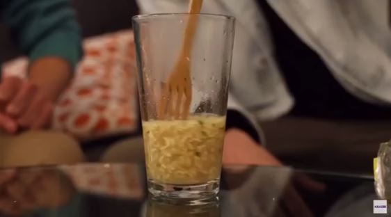 相葉雅紀和二宮和也把小王子麵當泡麵食用。（翻攝嵐 Youtube）