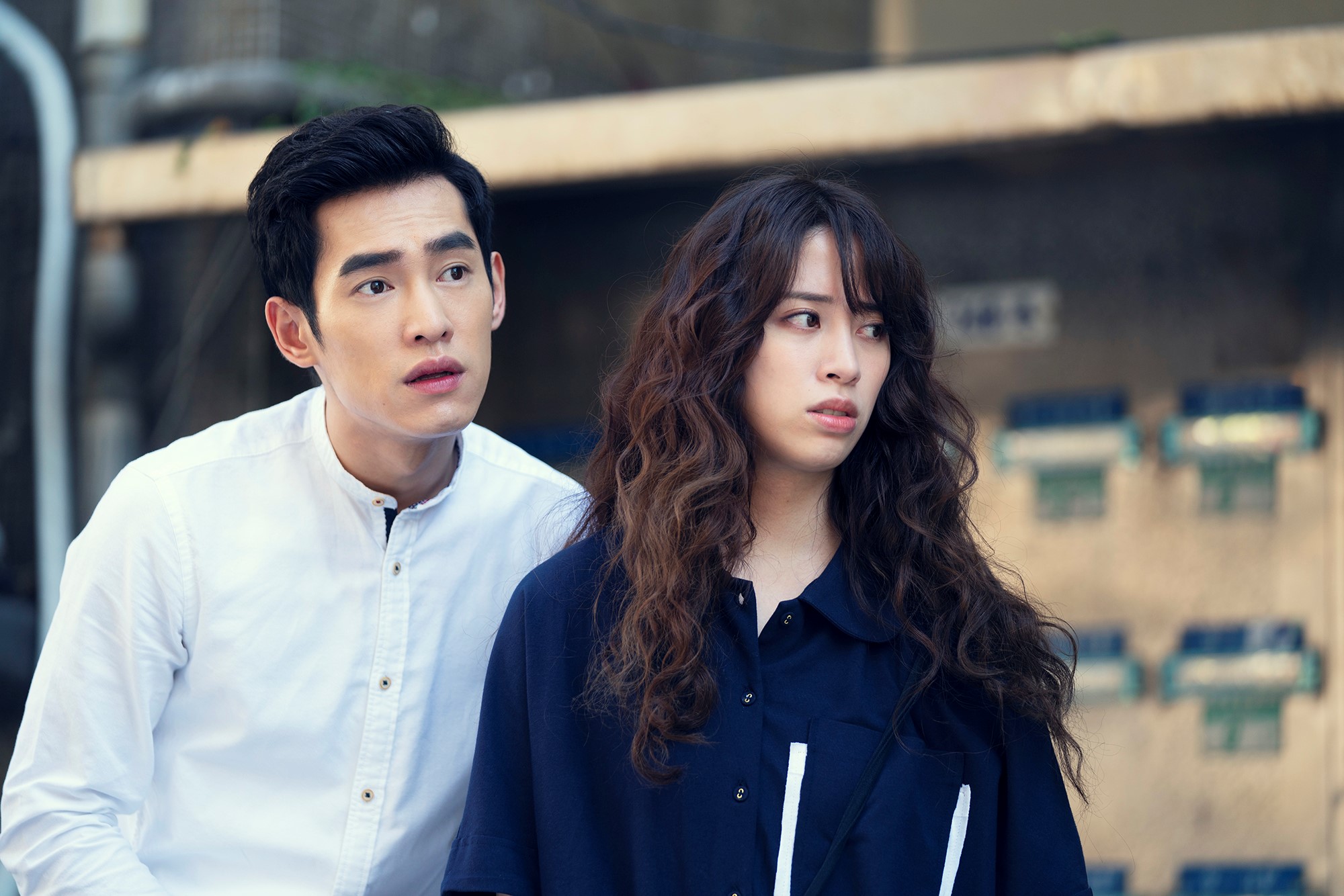 歐陽妮妮（右）與張書豪（左）因合作《腦波小姐》擦出愛的火花。（麗象影業提供）