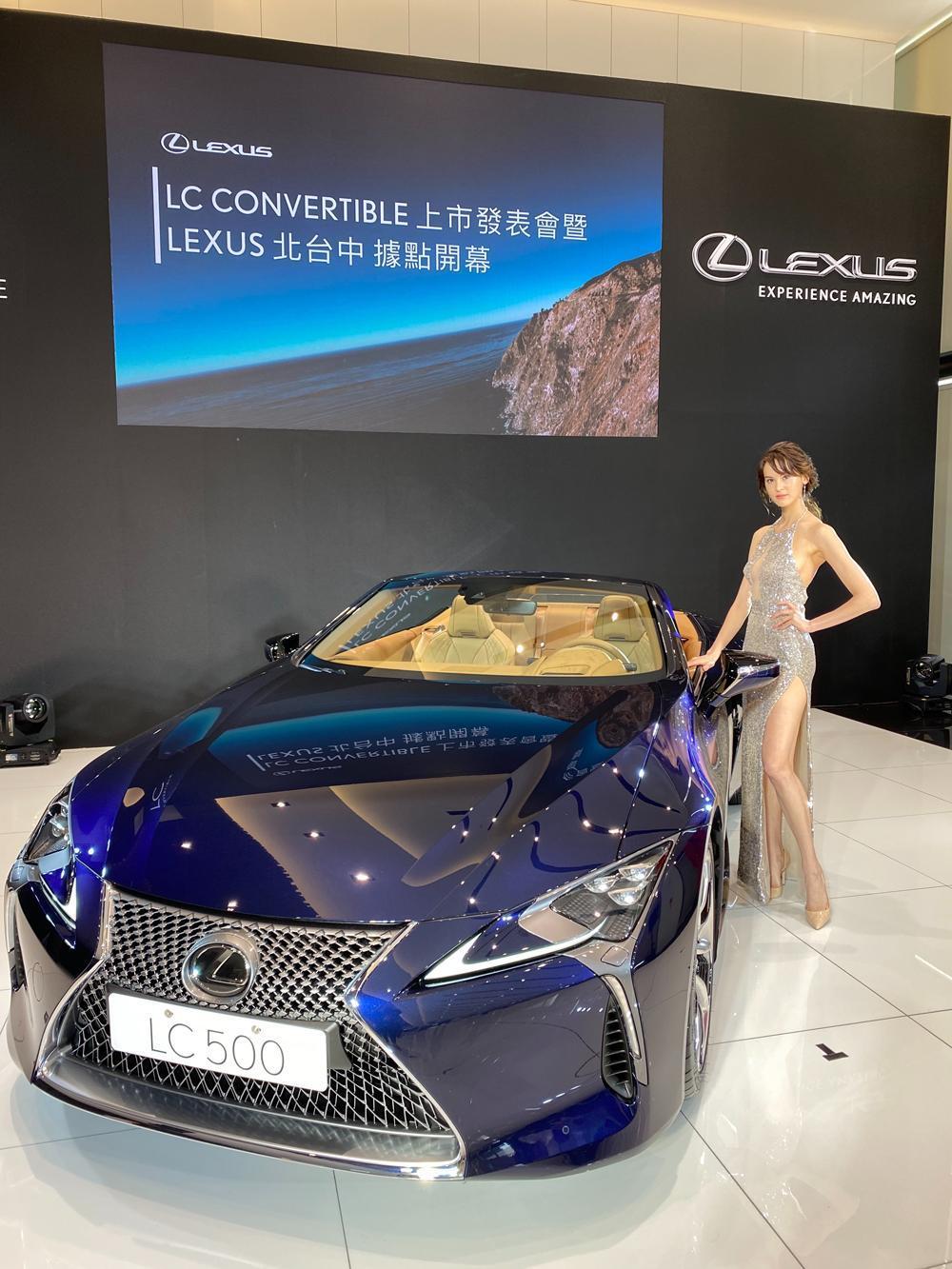 LC CONVERTIBLE在外觀設計上，以打造最性感敞篷車為設計主軸。