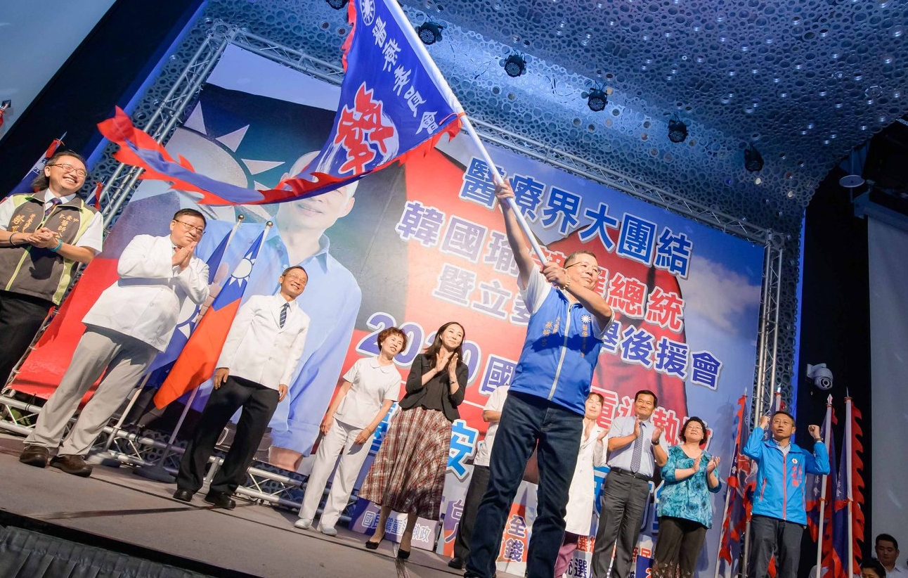 蔡明忠曾任韓國瑜醫療後援會總召,積極參與政治事務,這次以「彰化在地的醫師」的名義po文替衛生局喊冤。(翻攝自蔡明忠臉書)
