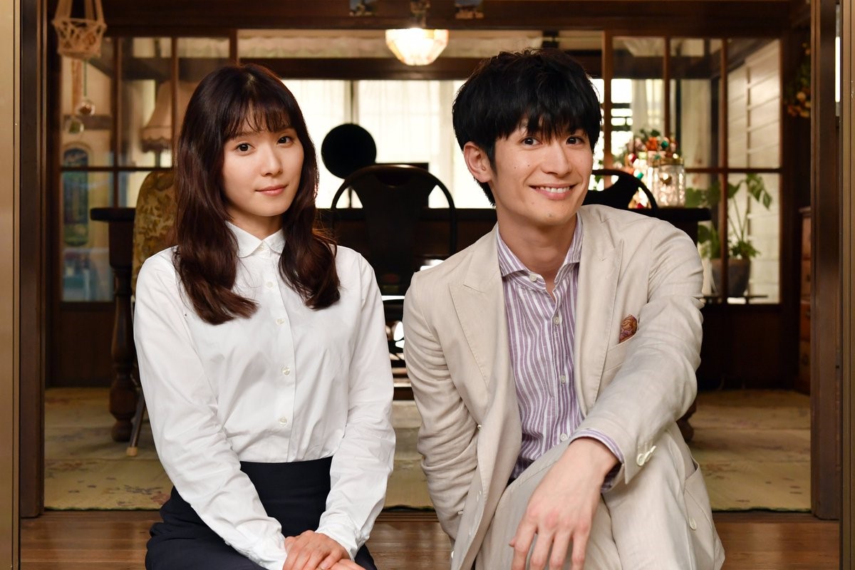 三浦春馬（右）和松岡茉優主演的日劇《錢的盡頭是愛情的開始》將按原定計畫於下月播出，但改為四集。（翻攝《錢的盡頭是愛情的開始》Twitter）