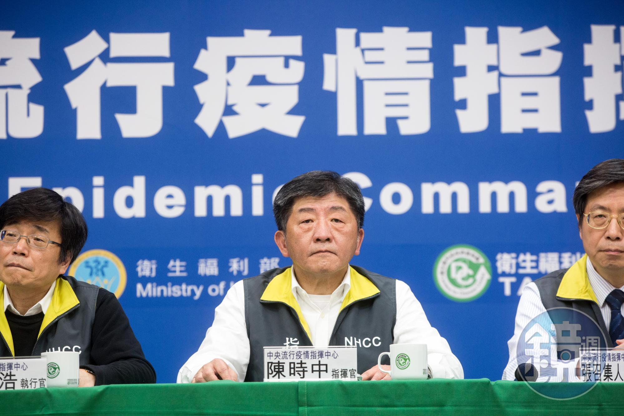 部長陳時中(中)指示政風單位調查,為何彰縣衛生局主動採檢無症狀者,引發爭議。(本刊資料照)