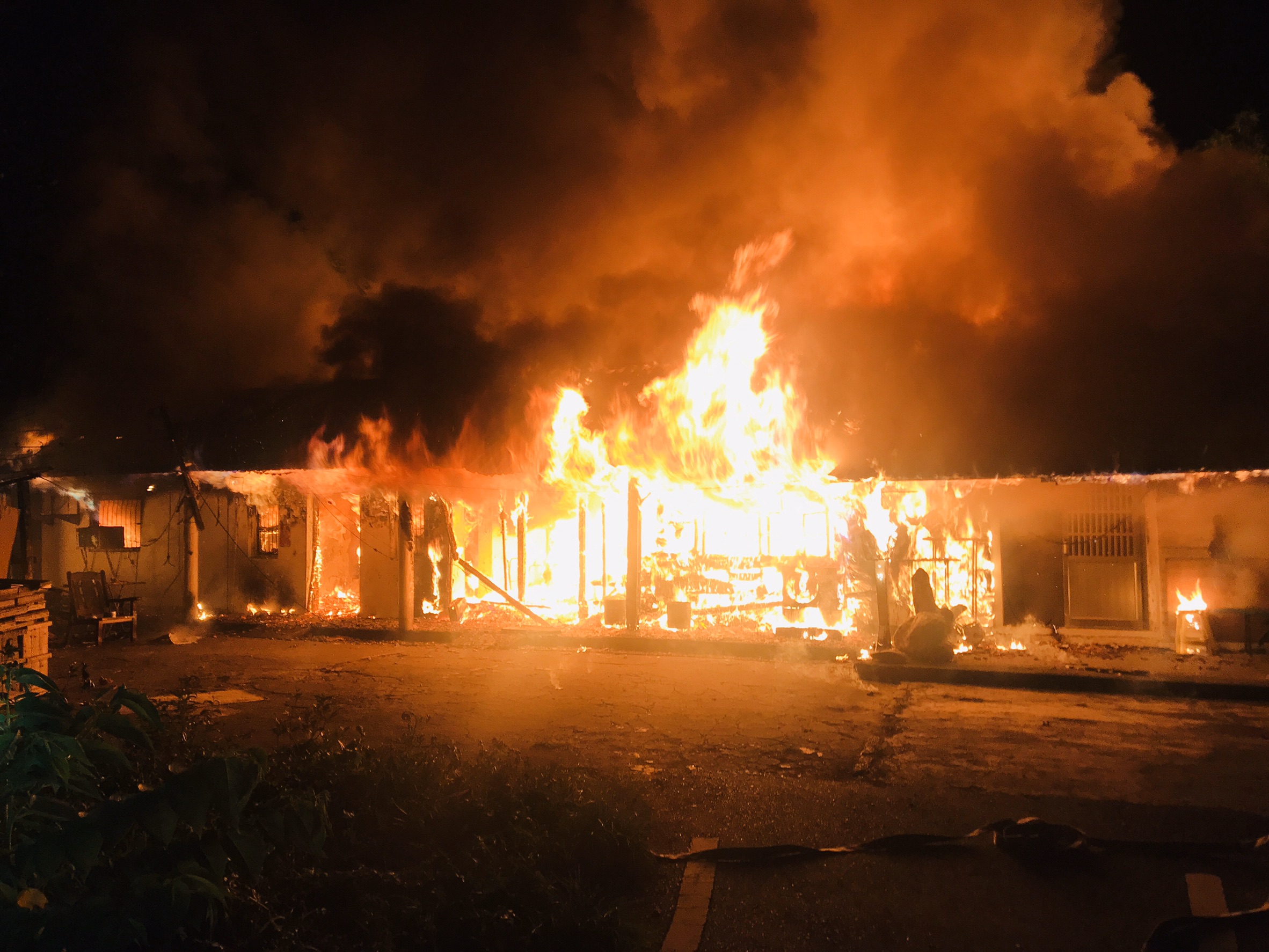 半夜祝融吞噬木屋，造成兩間木造連房燃起熊熊大火。（花蓮縣消防局提供）