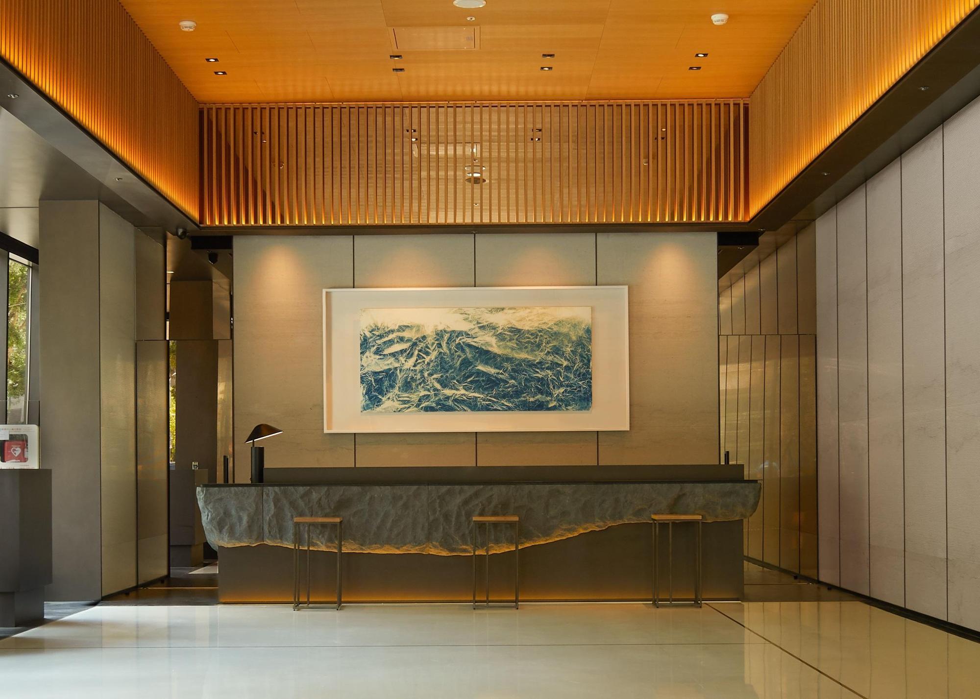 迎賓大廳後方掛有藝術家吳季璁展現台灣山林風貌。（和苑三井花園飯店提供）