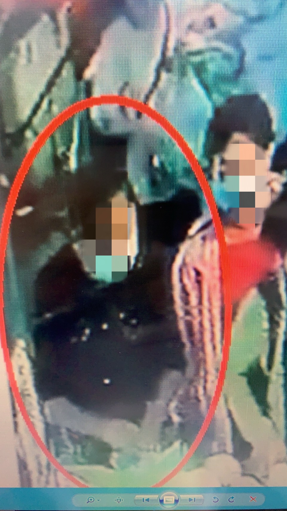 偷竊行為被監視器拍的一清二楚。(翻攝畫面)