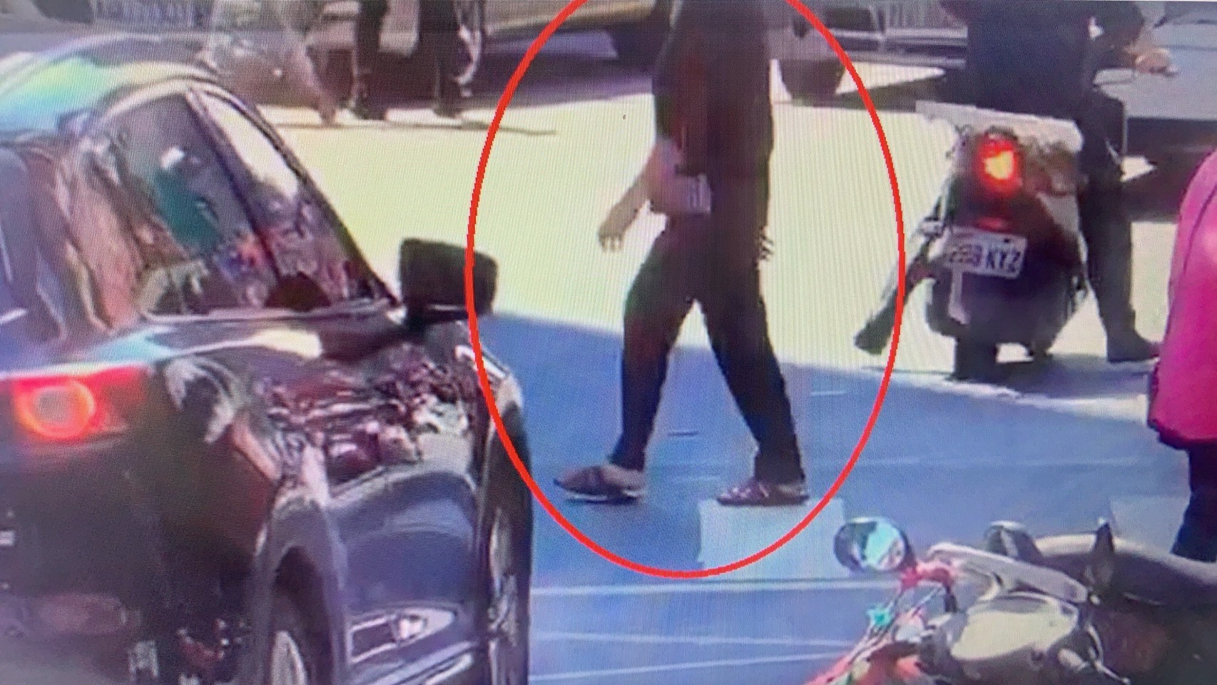 女竊賊在監視器下被拍得清清楚楚。（翻攝畫面）