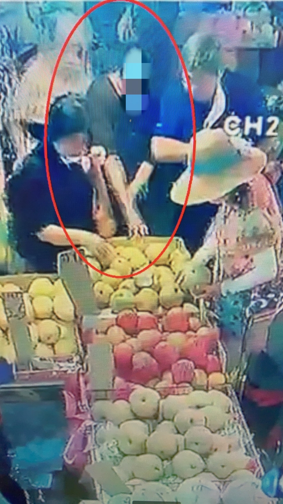 偷竊行為再怎麼隱密也逃不過監視器。(翻攝畫面)