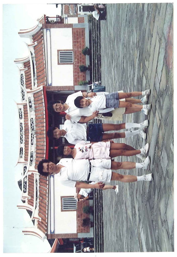 35歲那年呱吉接手處理父親的企業債務，3年共清償7,000萬元。（圖為呱吉幼年時全家福照）