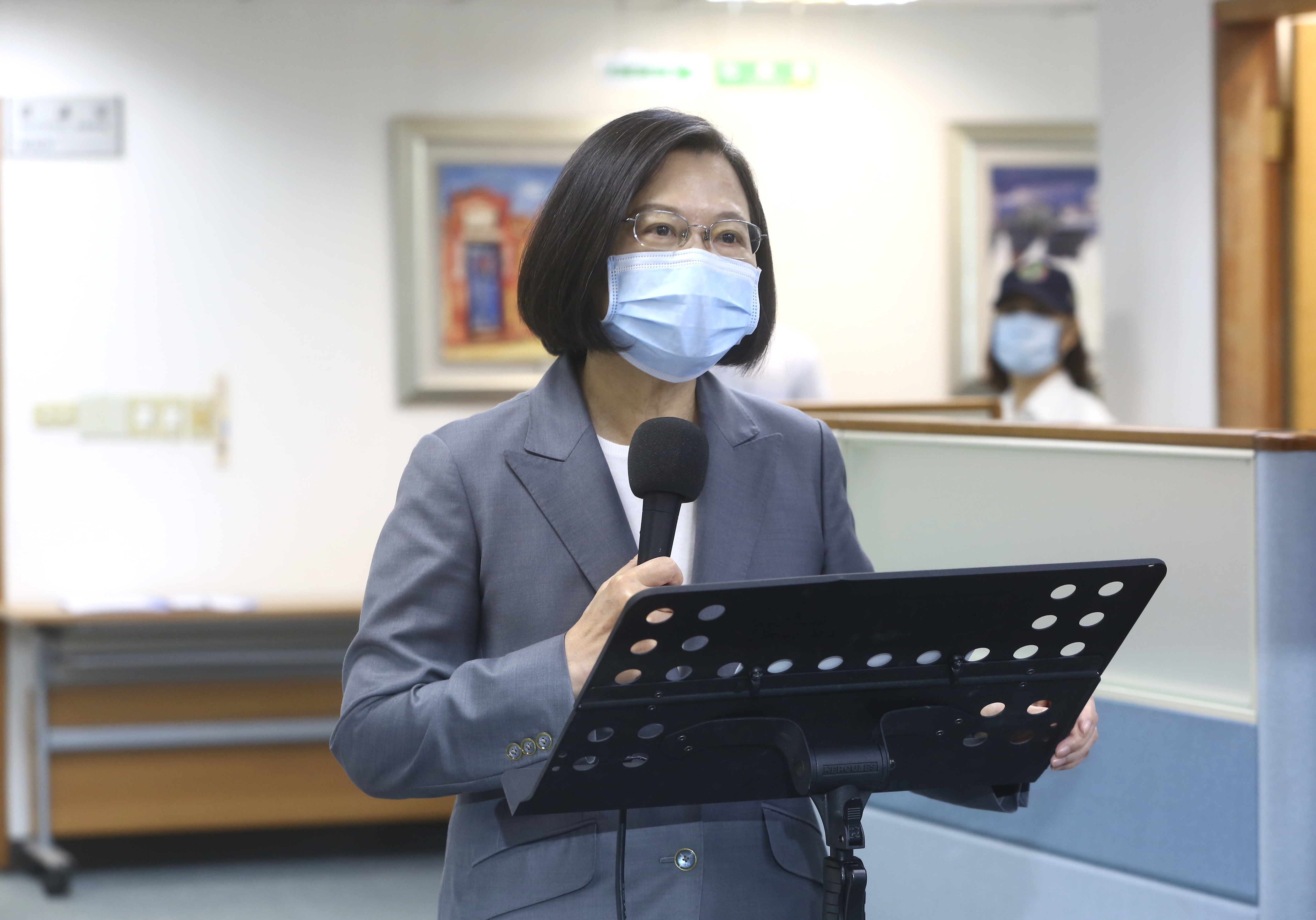 外交部貼文引發在野黨質疑，總統蔡英文接受媒體訪問時表示：中華民國絕對不會是贅字。