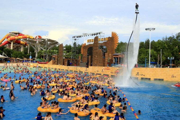 武漢瑪雅海灘水上樂園15日舉辦盛大電音派對，3000名遊客一同在泳池內狂歡，資料照。（翻攝自Trip.com）