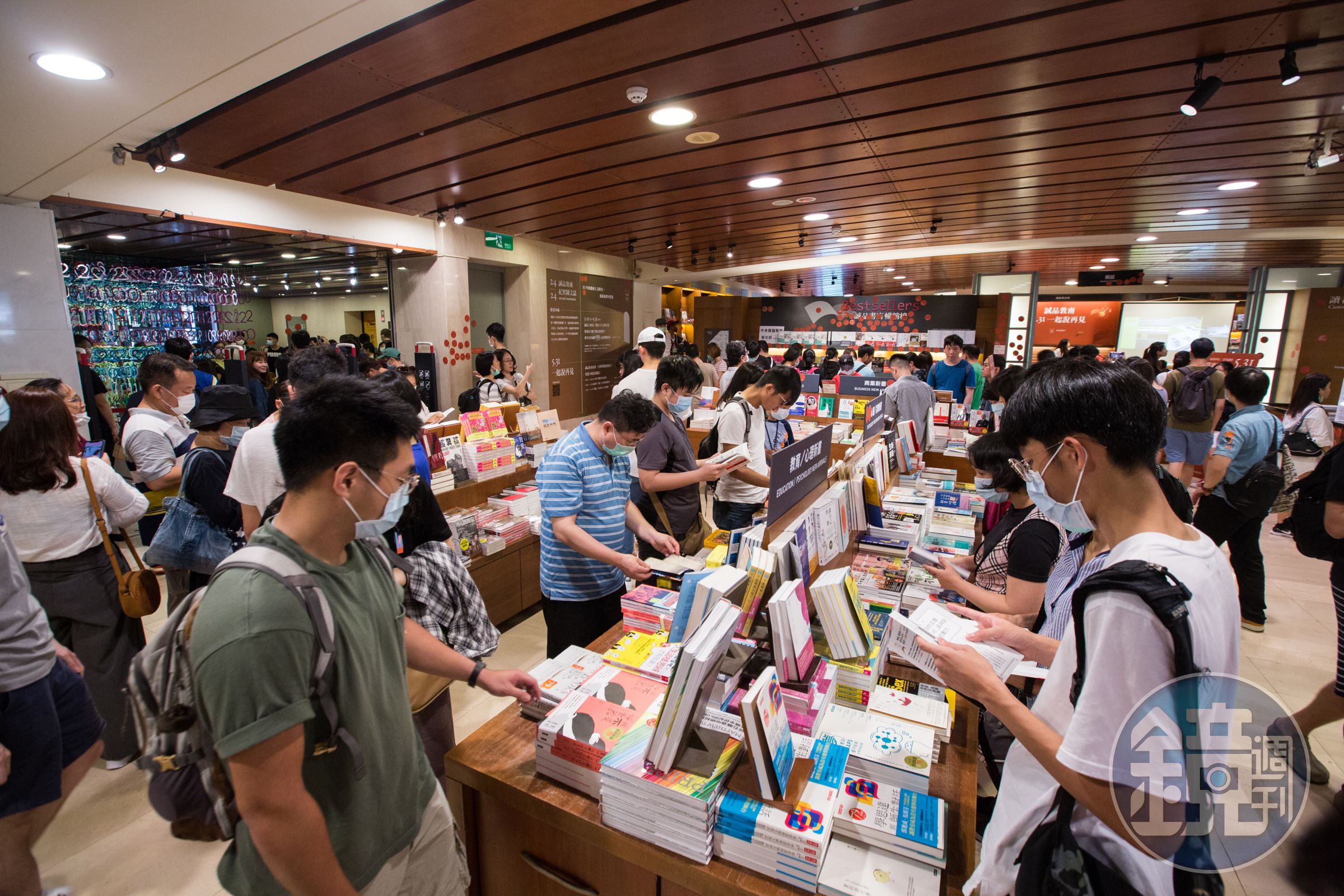 誠品生活宣布下半年再關3家店，包括中壢SOGO店、北車捷運書店與東湖店。（圖為今年5月敦南誠品熄燈倒數人潮）