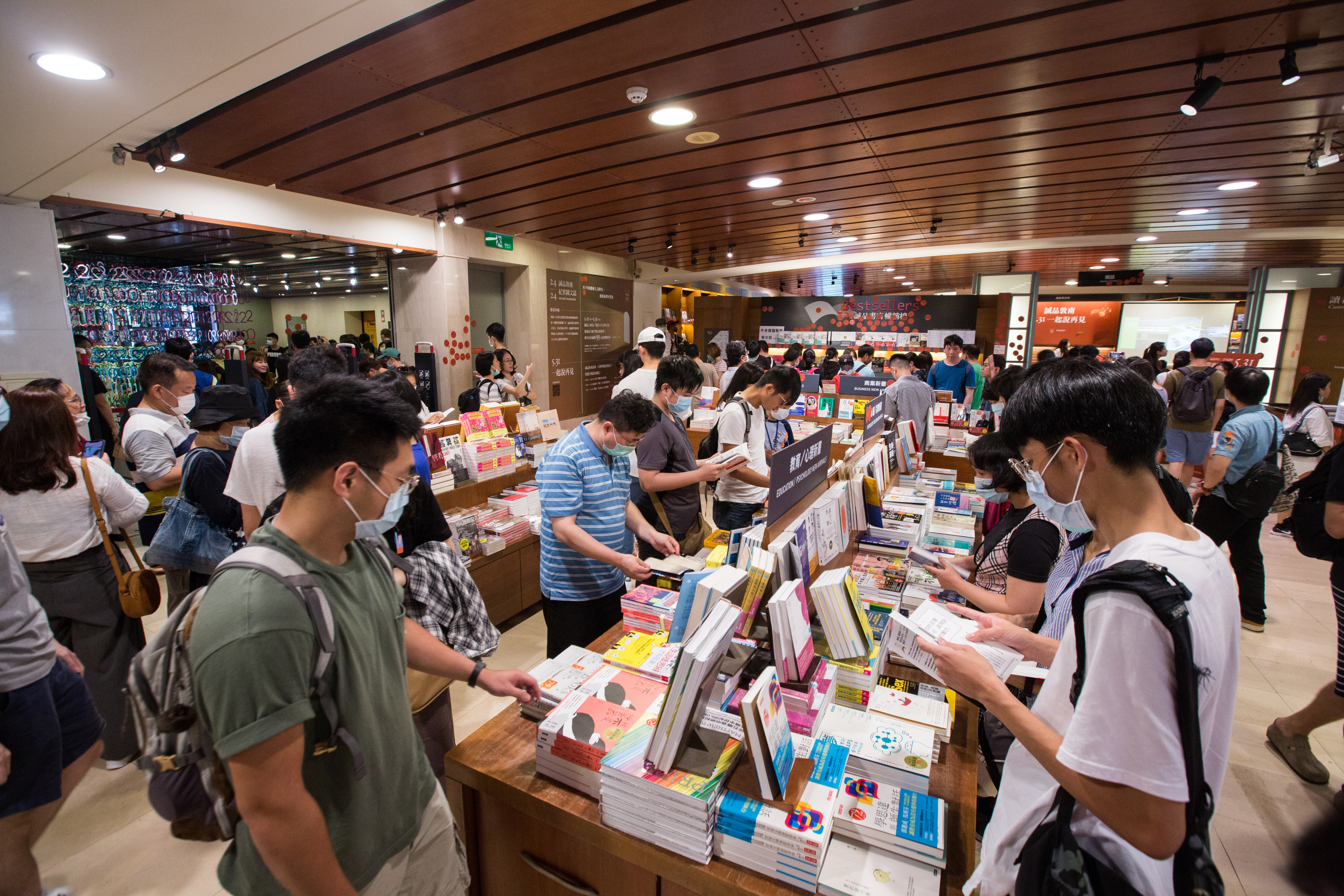 誠品生活宣布下半年再關3家店，包括中壢SOGO店、北車捷運書店與東湖店。（圖為今年5月敦南誠品熄燈倒數人潮）