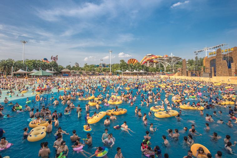 武漢瑪雅海灘水上樂園15日舉辦盛大電音派對，3000名遊客一同狂歡，資料照。（翻攝自Trip.com）