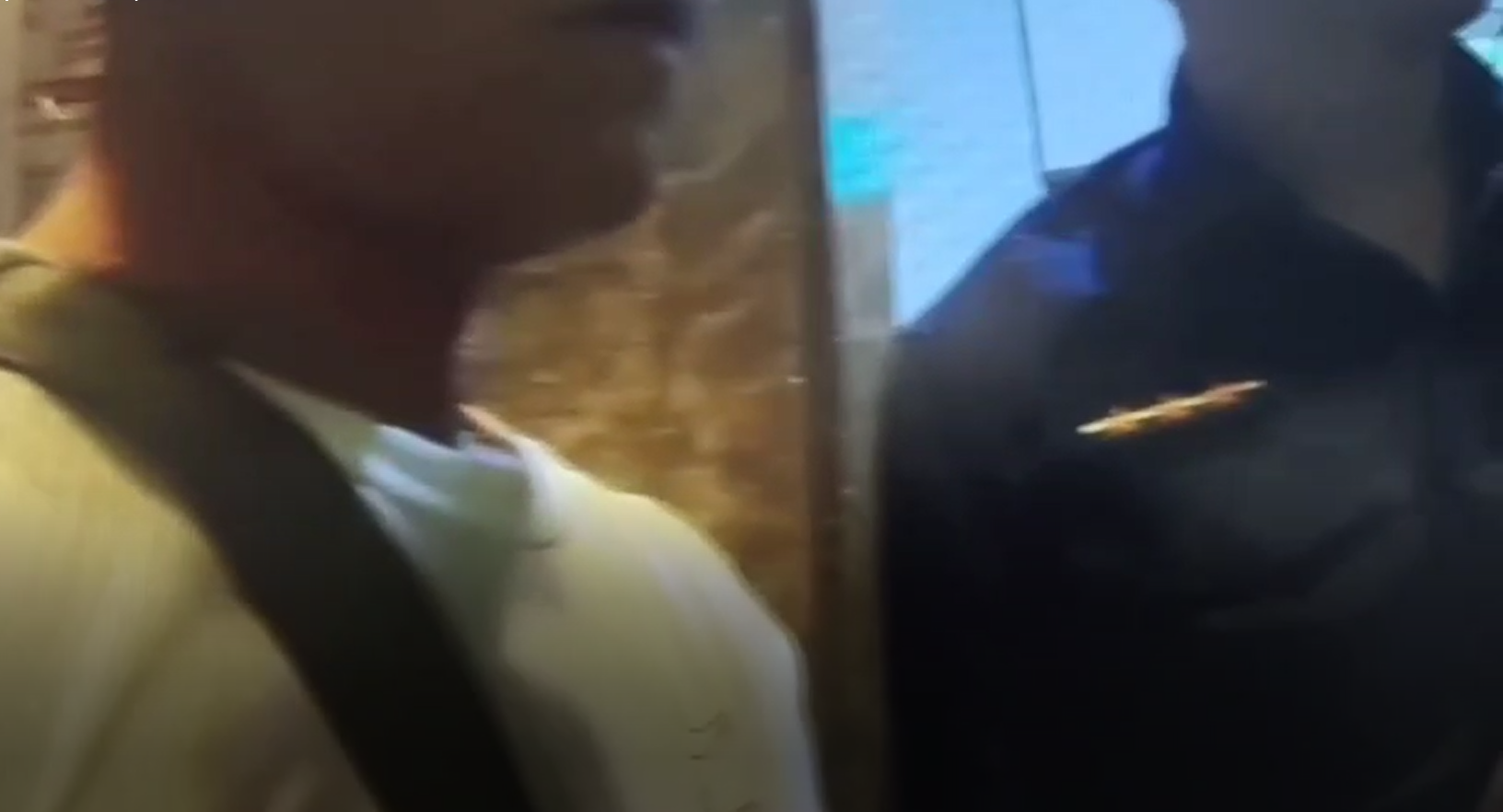自稱俠客007的王姓男子(左)因與民眾發生衝突,警方獲報後前往了解。(翻攝畫面)