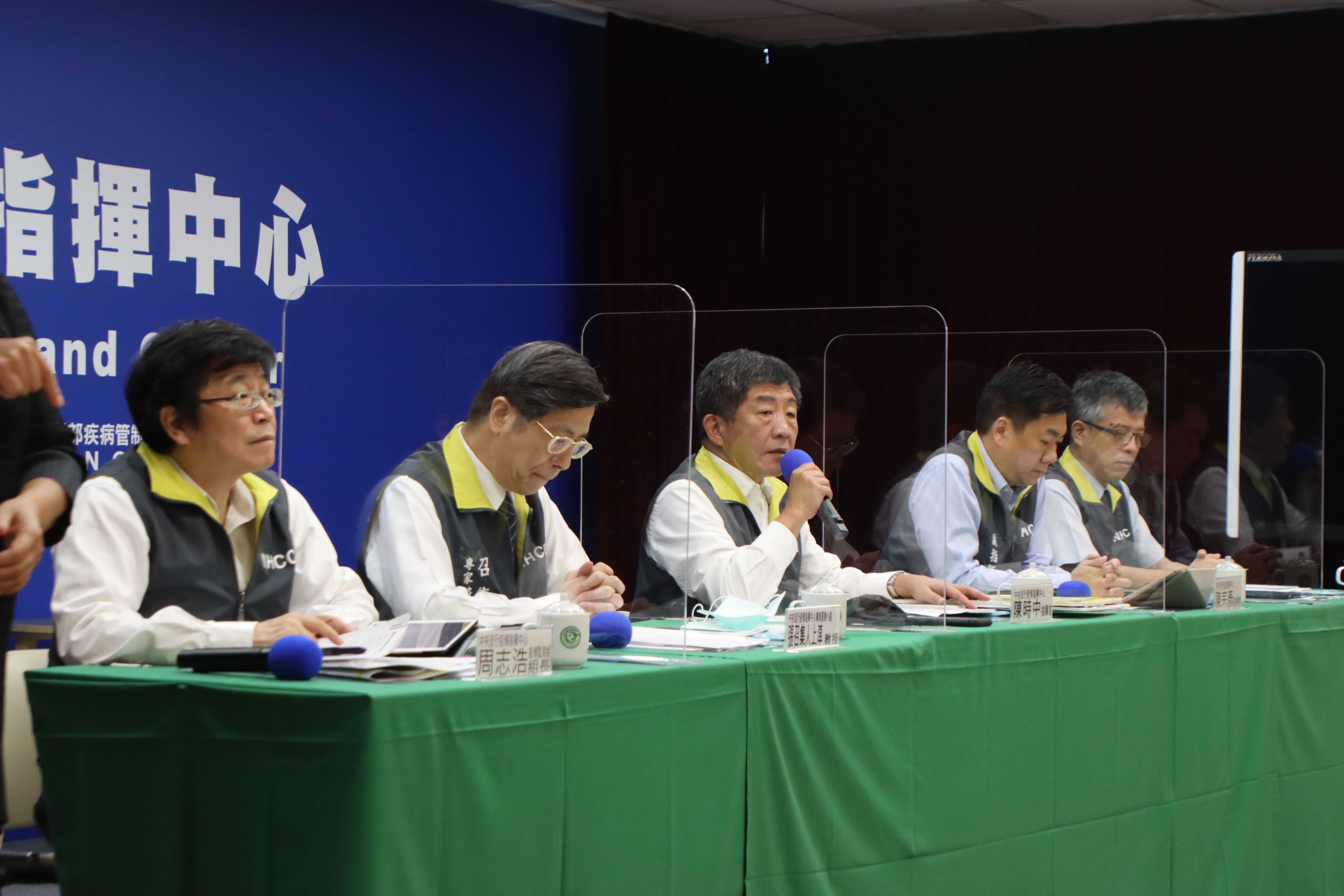 中央疫情指揮中心記者會上，教育部宣布開放高級中等以下學校，自各國、各地區境外返台就學。（中央疫情指揮中心提供）