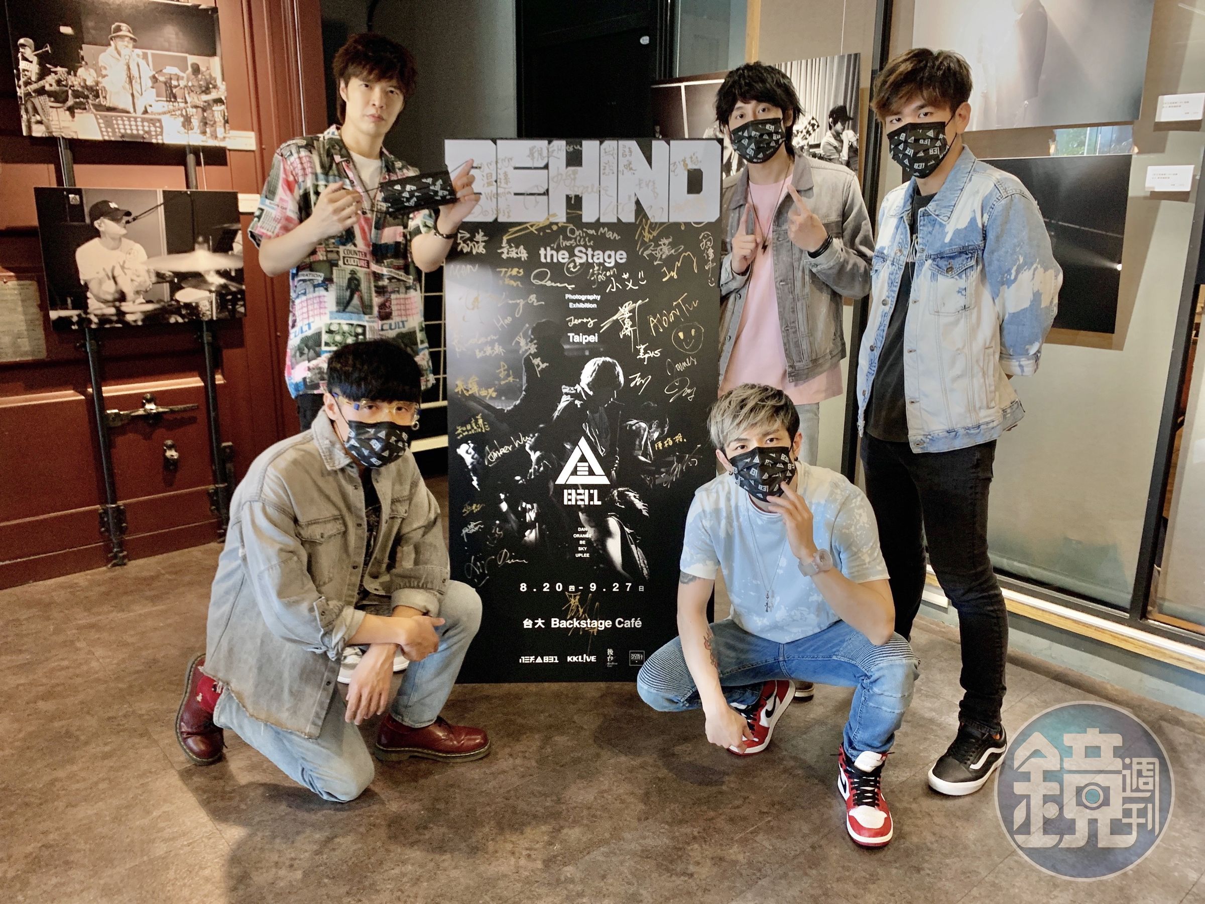 八三夭高雄巨蛋開唱時，入場即發送「八三夭特製款」中衛口罩。（KKLIVE提供）