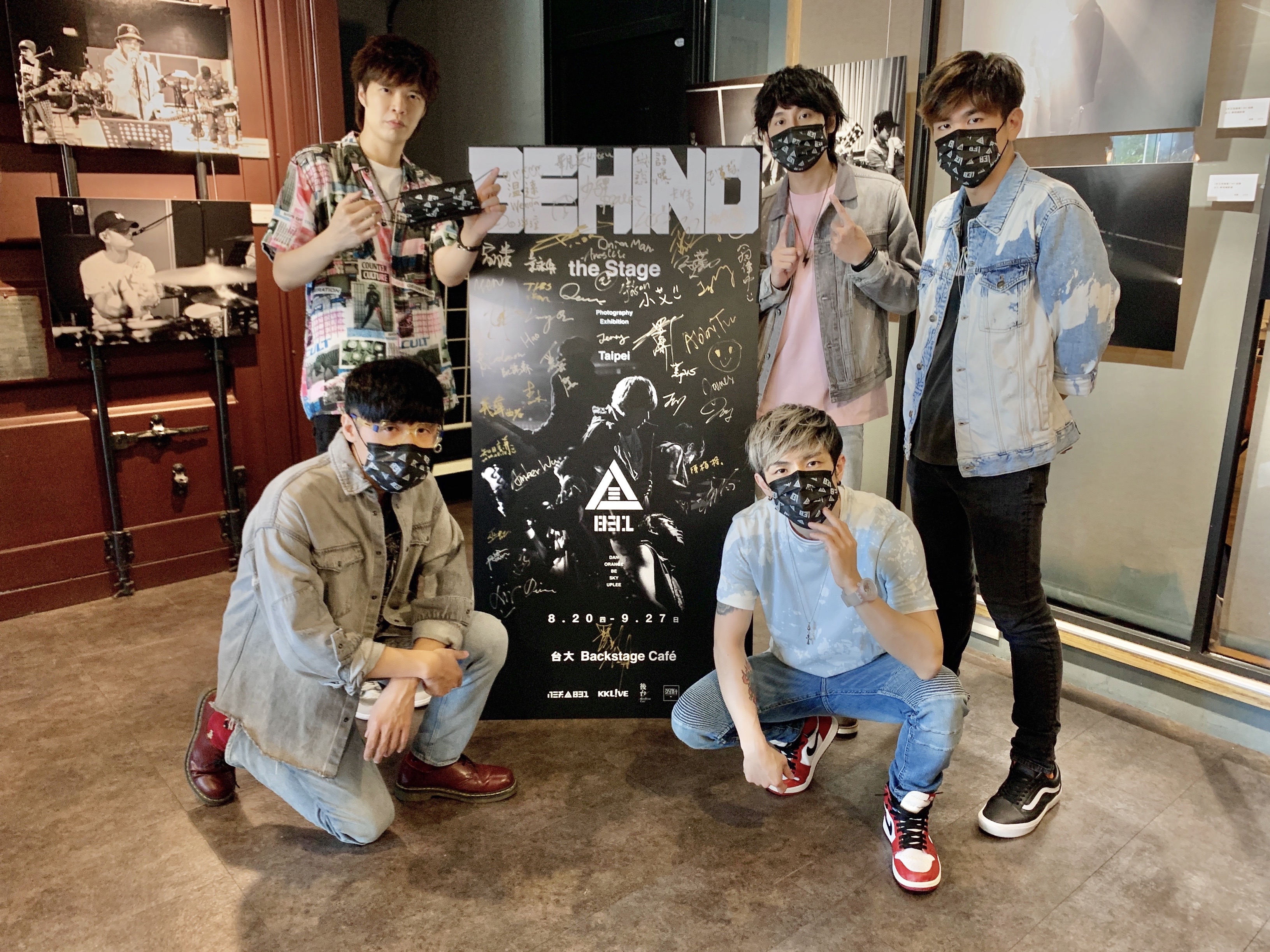 八三夭高雄巨蛋開唱時，入場即發送「八三夭特製款」中衛口罩。（KKLIVE提供）