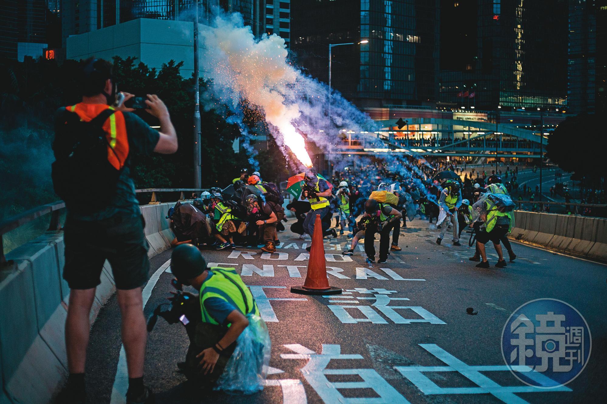 記者雖然是社會運動的「旁觀者」,但在衝突現場仍不時遭警察火力波及。
