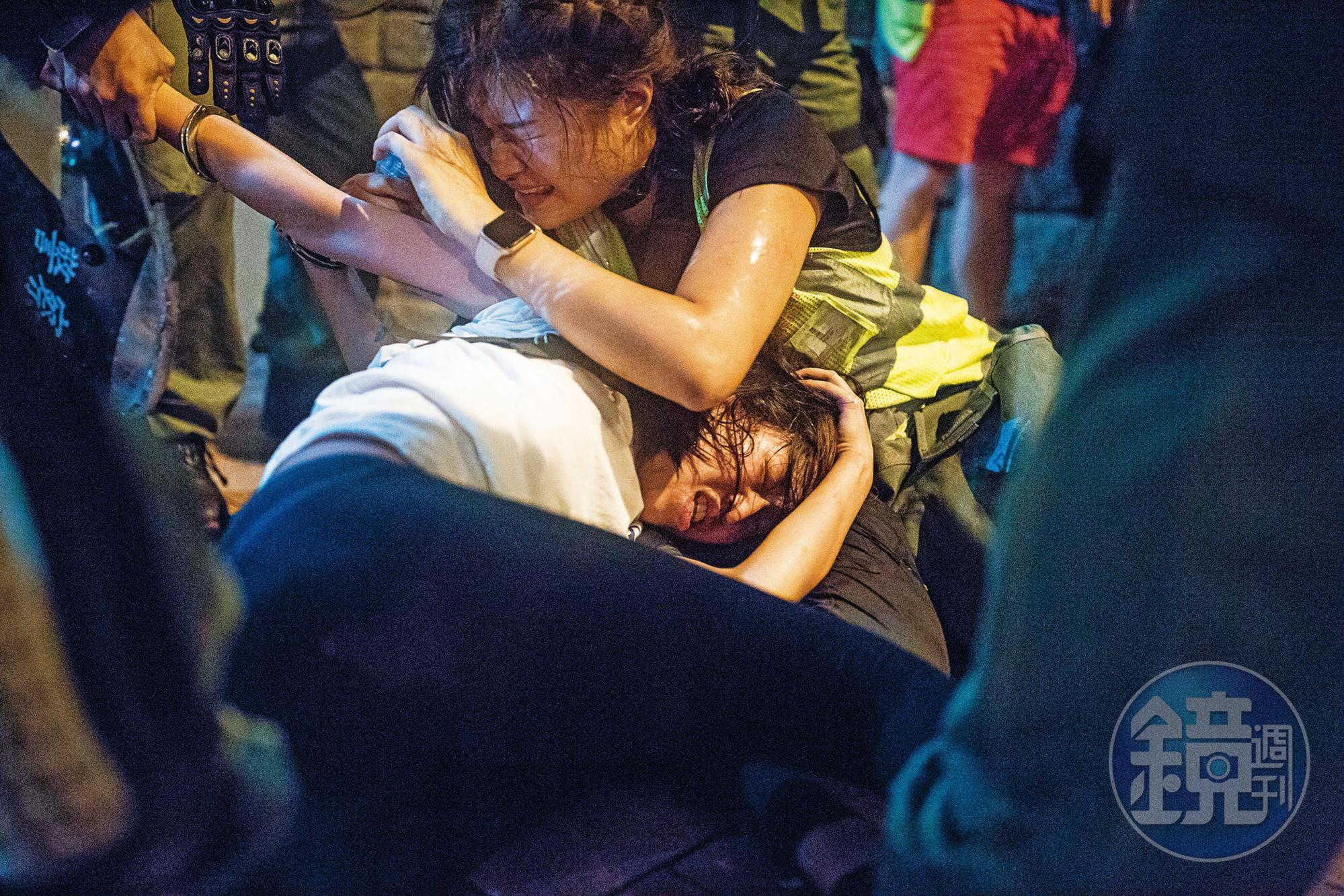 街頭警民衝突的畫面，對當事人及旁觀者都可能造成嚴重創傷。