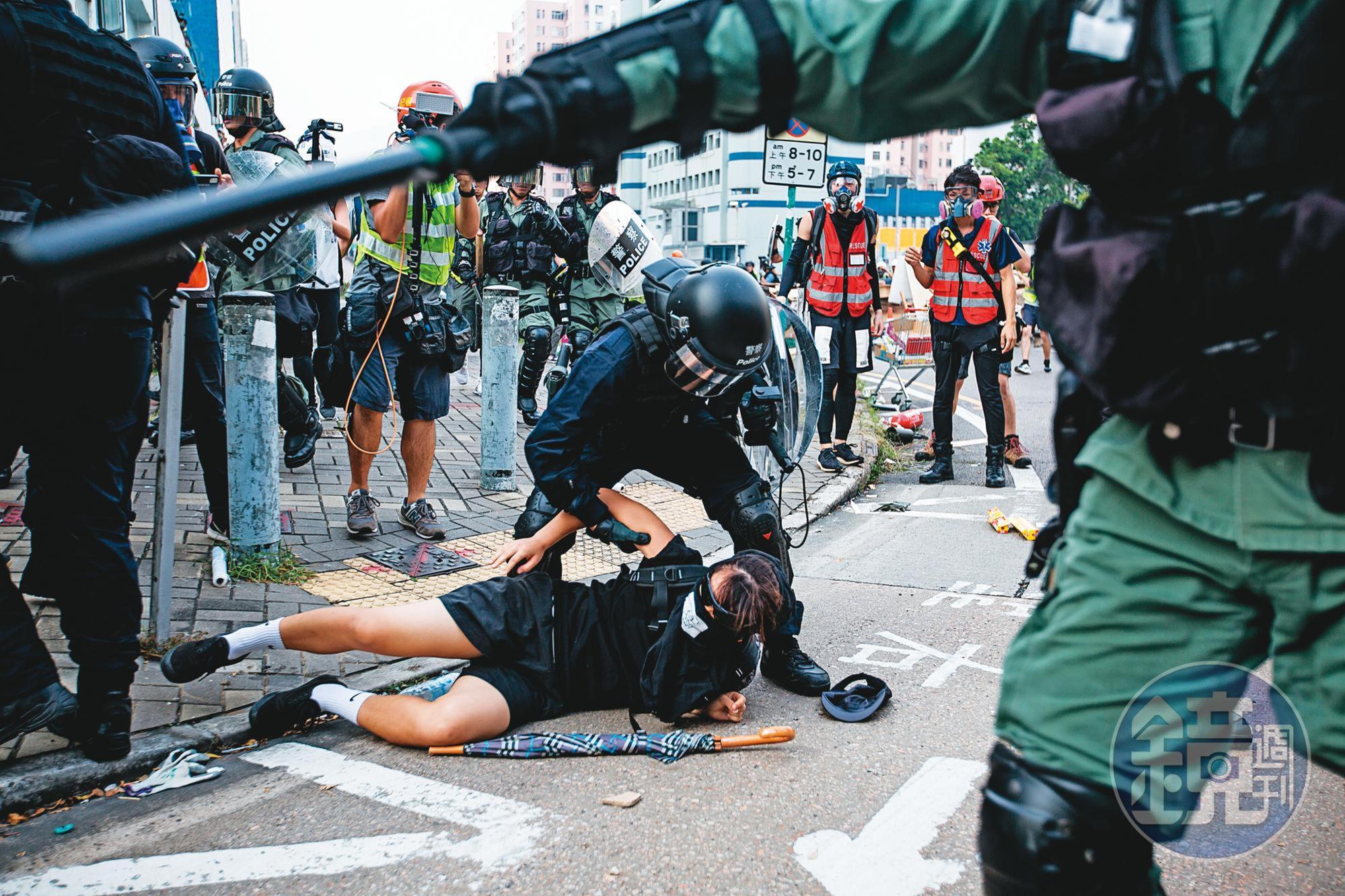 反修例運動至今持續不斷,抗議者在街頭遭警察強力逮捕的情景仍然經常可見。