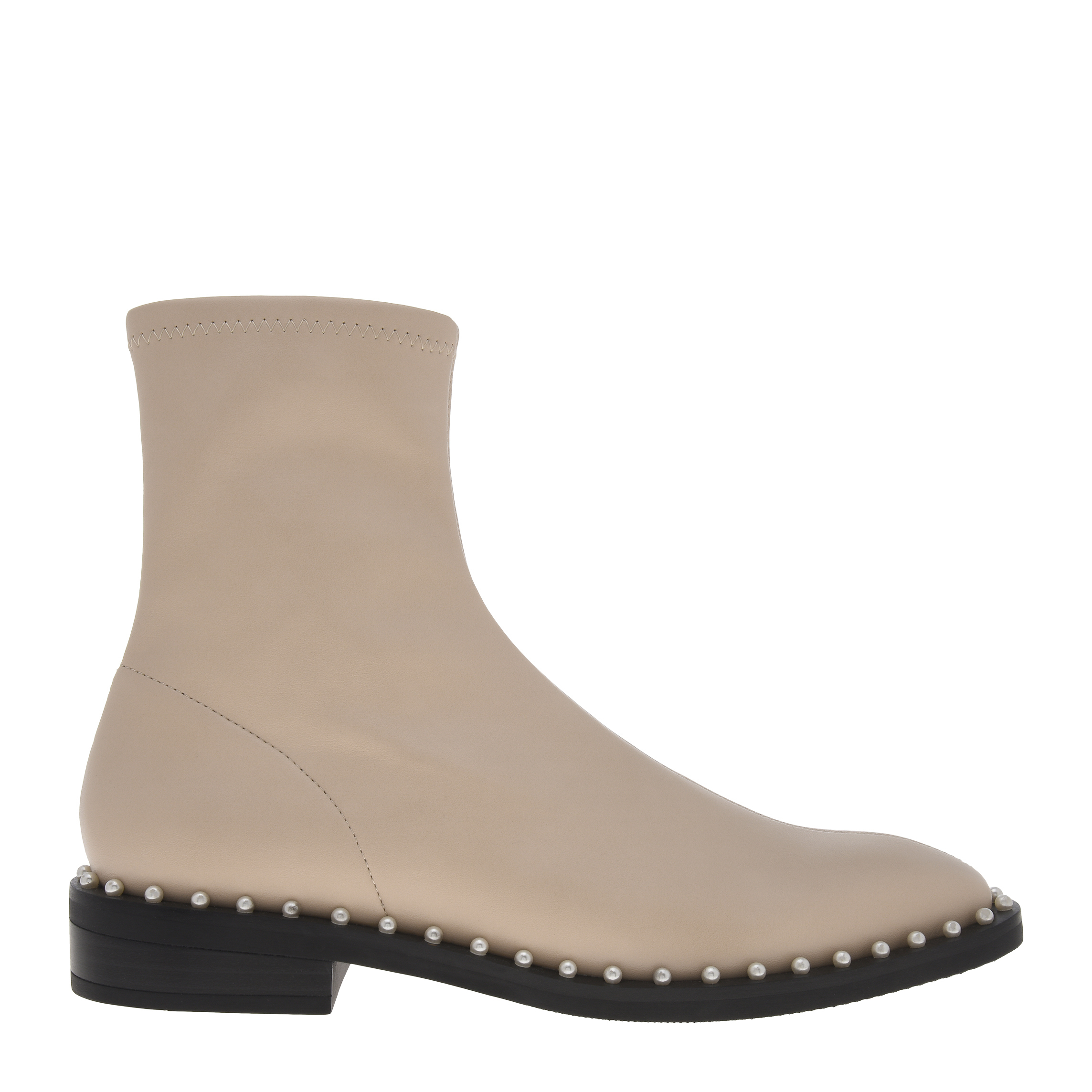 珍珠裝飾平底靴。NT$2,390。(CHARLES & KEITH提供)