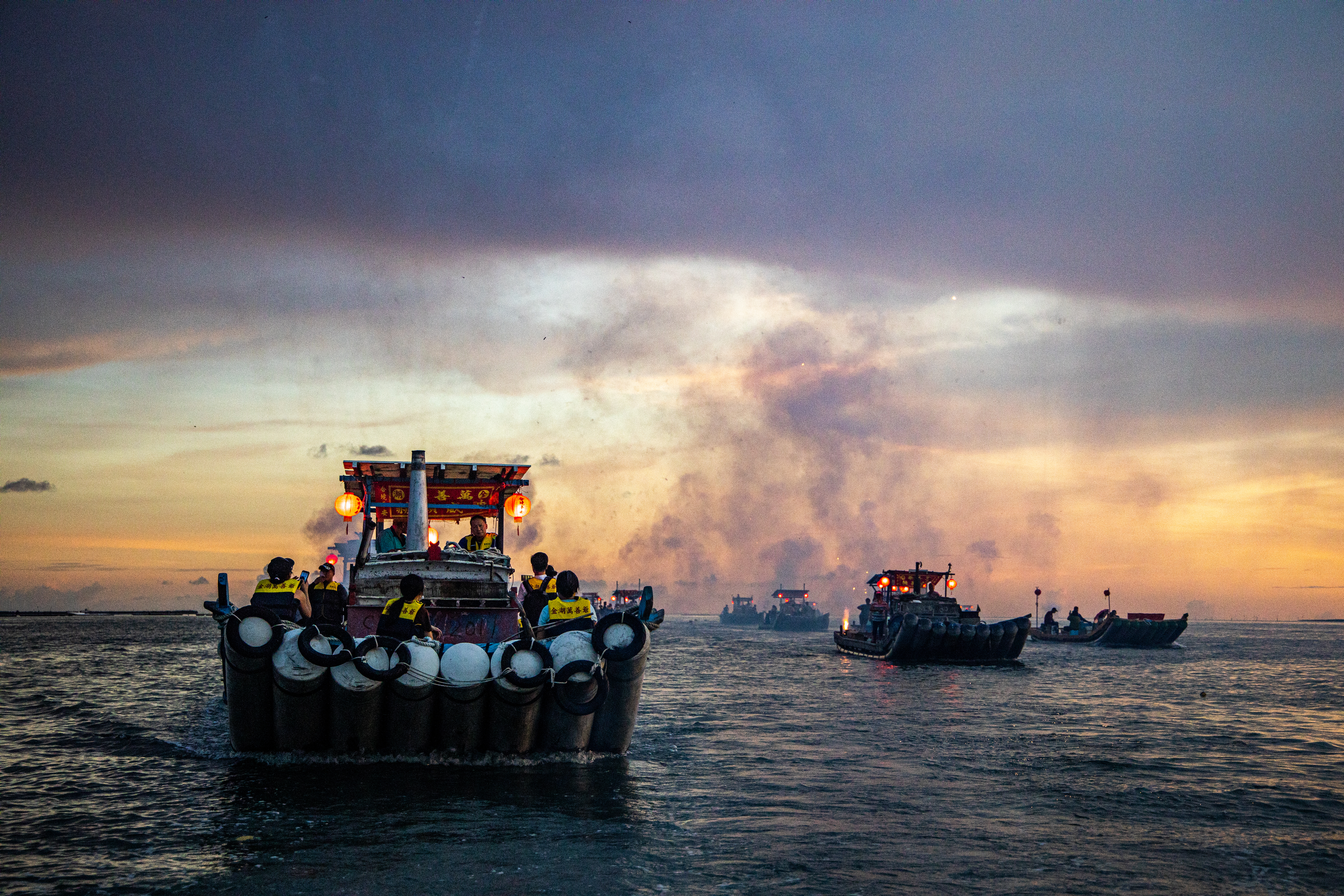 放水燈的船隊緩緩行駛夕陽下，沖天炮的煙硝四散，有種誤闖古戰場的氣氛。