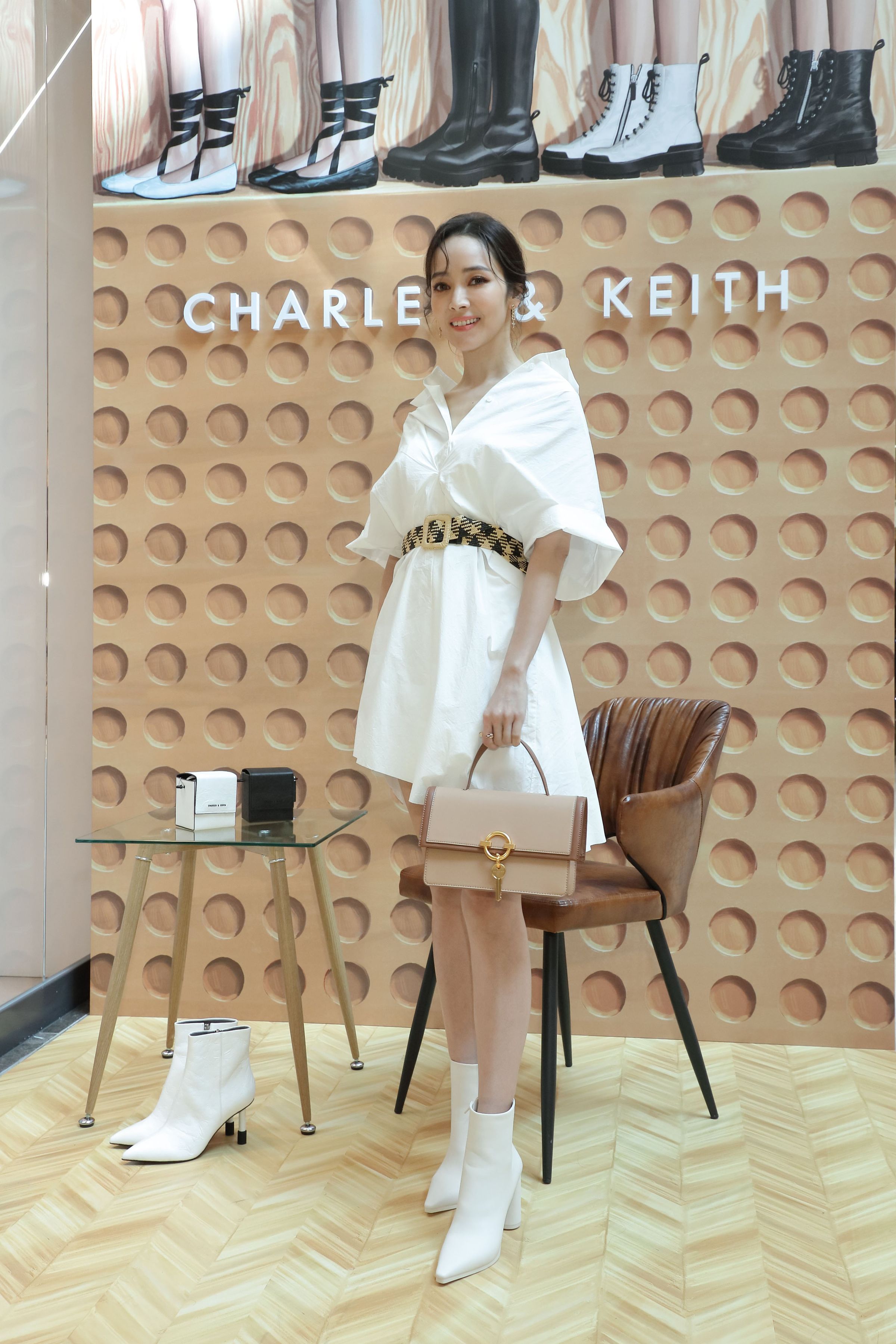 侯佩岑手提鑰匙裝飾肩背包。NT$2,390（CHARLES & KEITH提供）