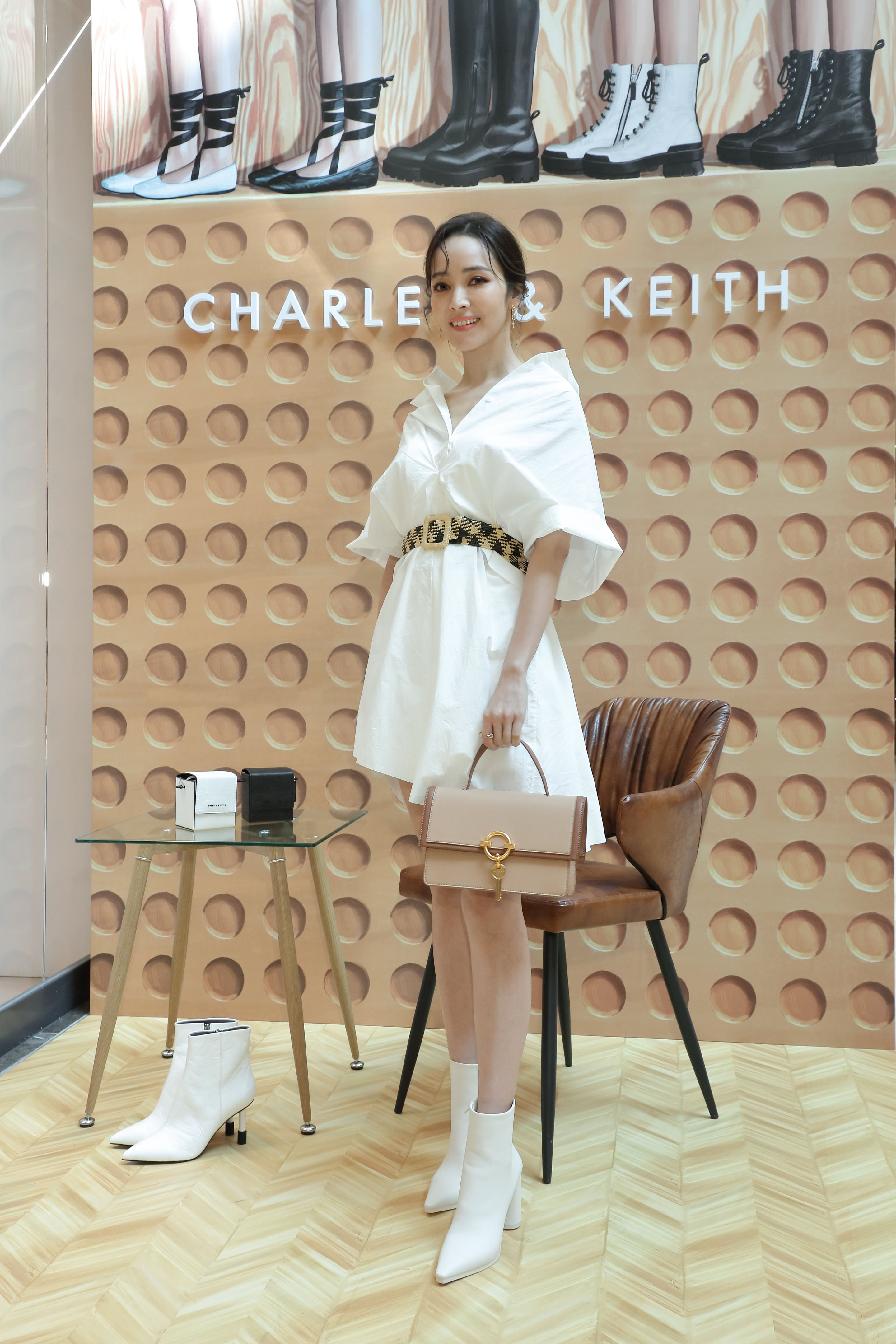 侯佩岑手提鑰匙裝飾肩背包。NT$2,390（CHARLES & KEITH提供）