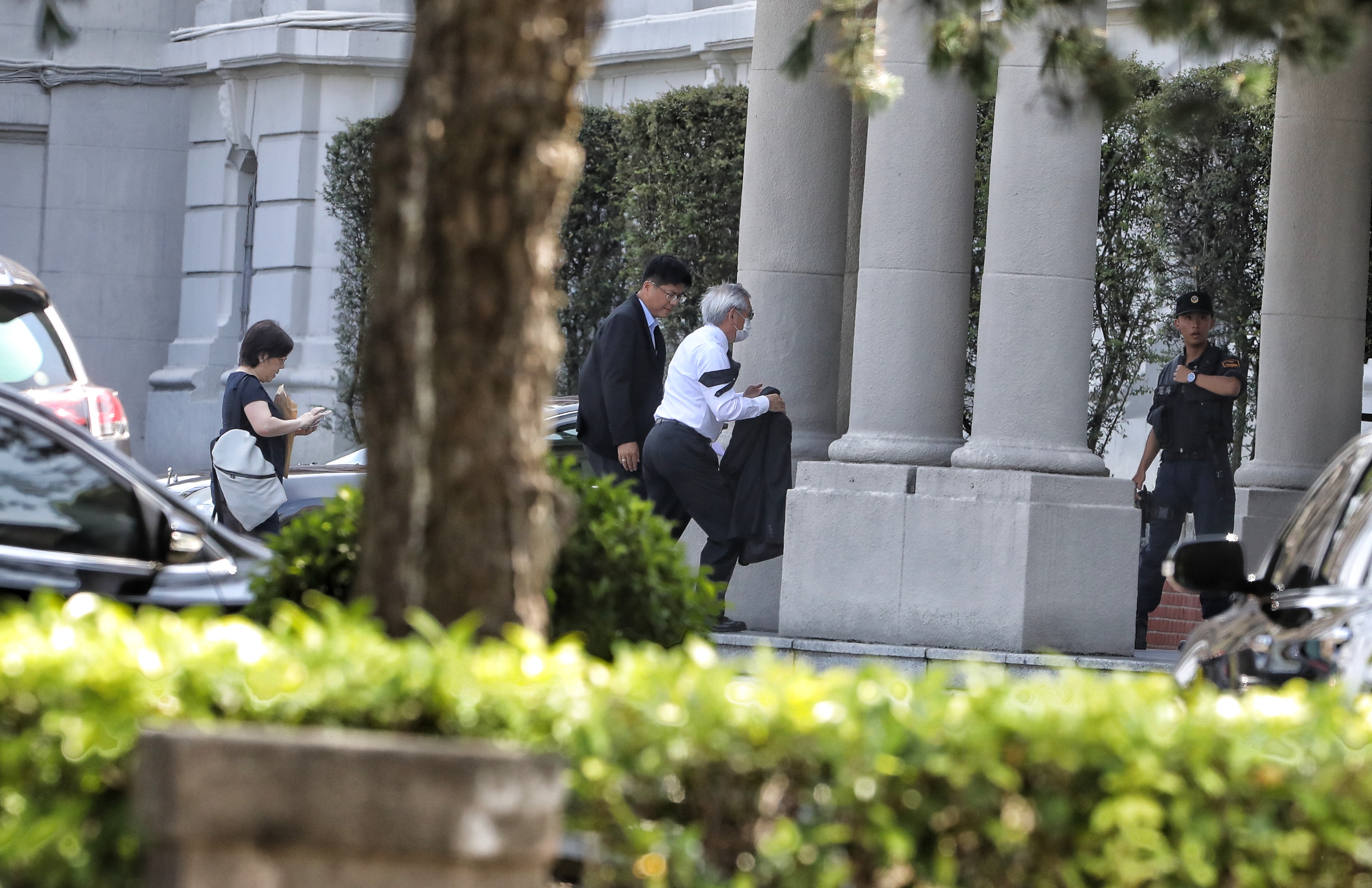 前總統李登輝女兒李安妮(左)、女婿賴國洲(右持西裝外套者)出席治喪大員會議。