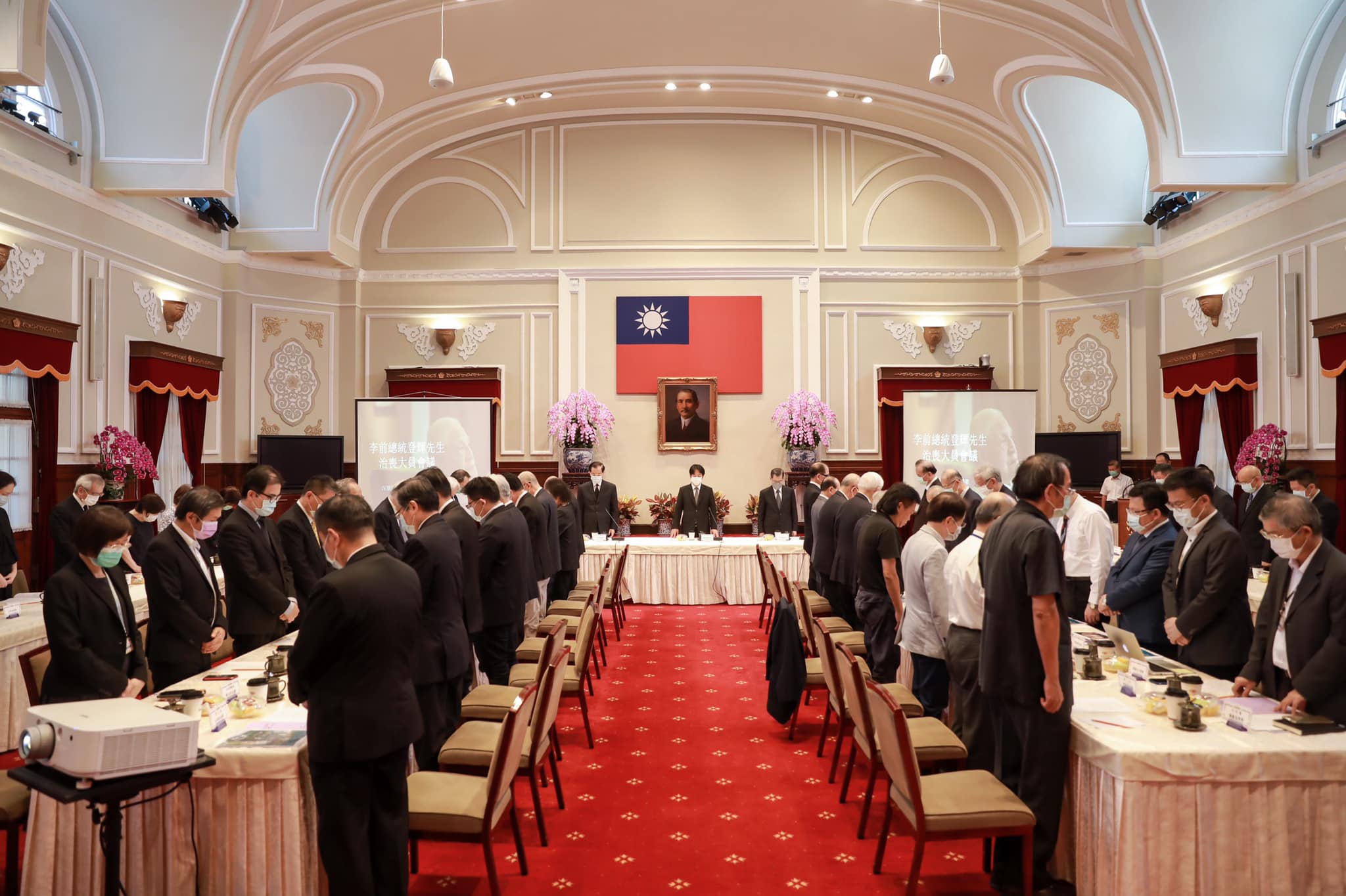 治喪大員會議開始前，副總統賴清德率全體治喪大員起立默哀。（翻攝總統府發言人臉書）