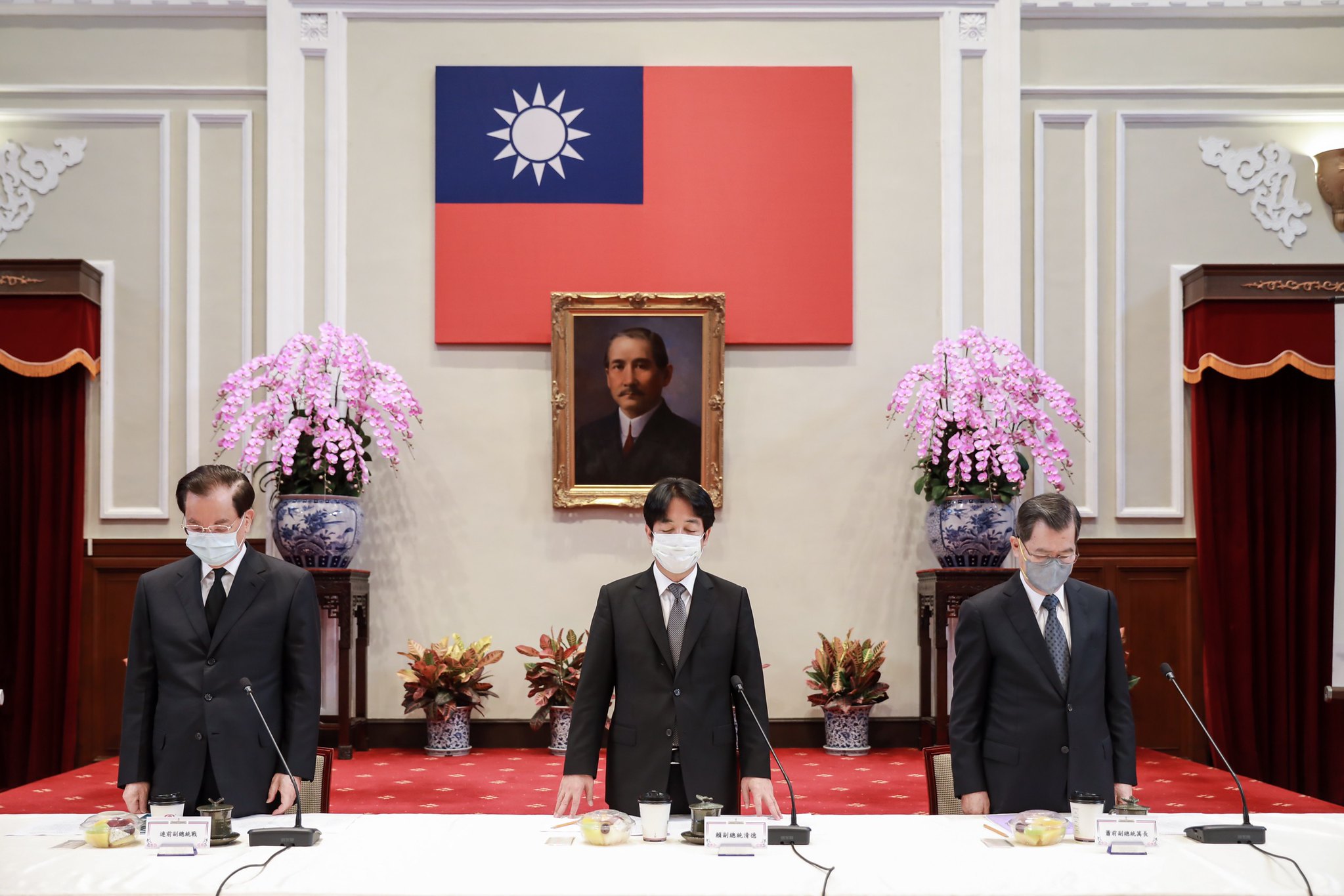副總統賴清德(中)、前副總統連戰(左)、蕭萬長(右)為前總統李登輝逝世默哀。(總統府提供)