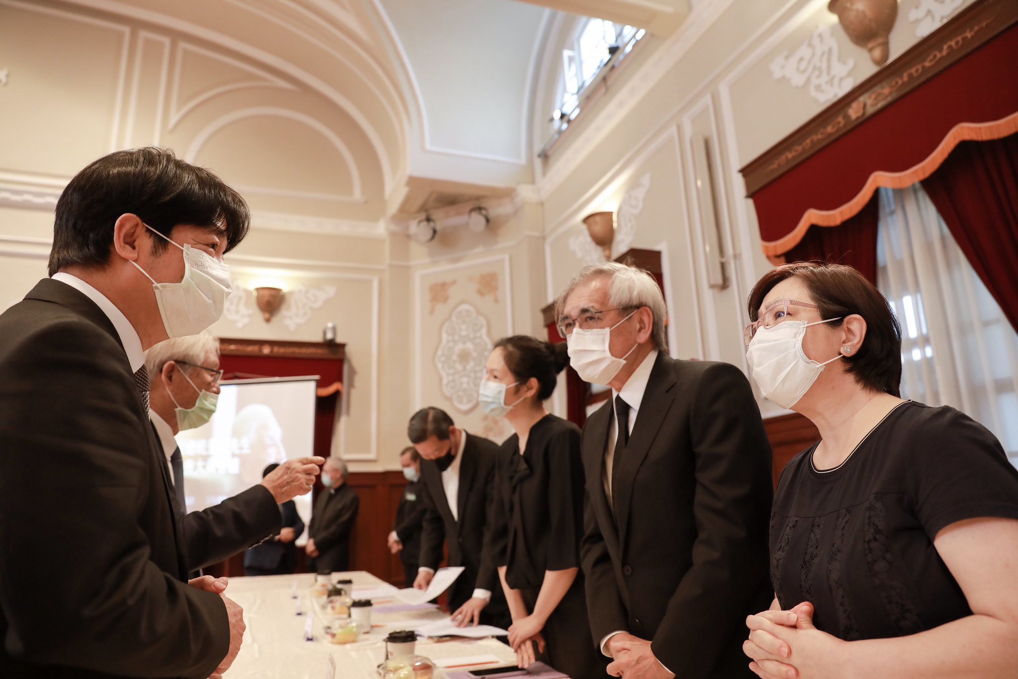 副總統賴清德(左)向李登輝家屬李安妮(左起)、賴國洲、李坤儀致意。(總統府提供)