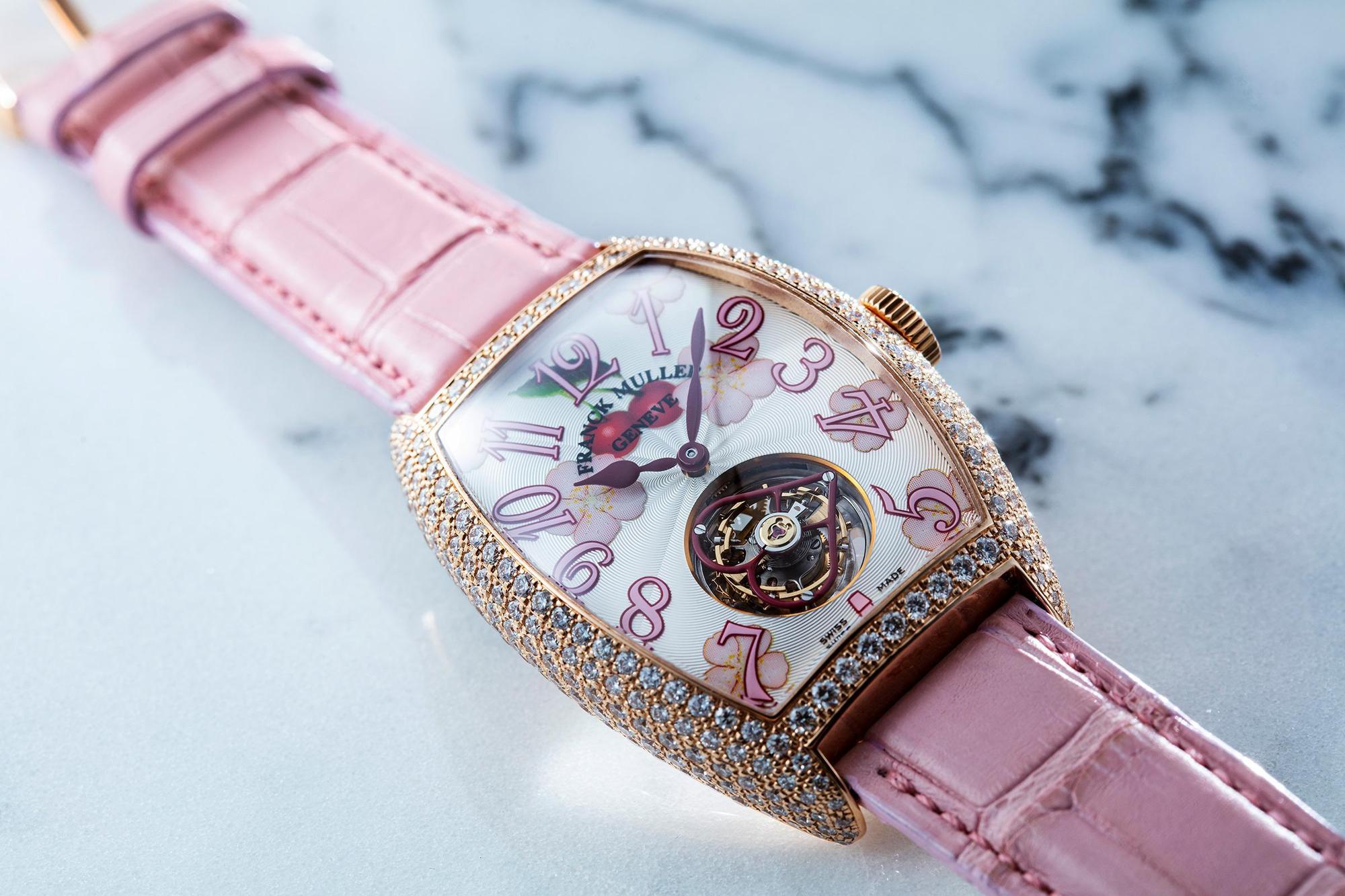 Tourbillon Lady陀飛輪腕錶的陀飛輪僅有11.6mm,在2008年發表時是全球最小的陀飛輪裝置;陀飛輪上則裝飾著心型框架,櫻花圖案的面盤配上鑲滿鑽的Cintrée Curvex酒桶型錶殼,相當華麗。定價新台幣450萬元。