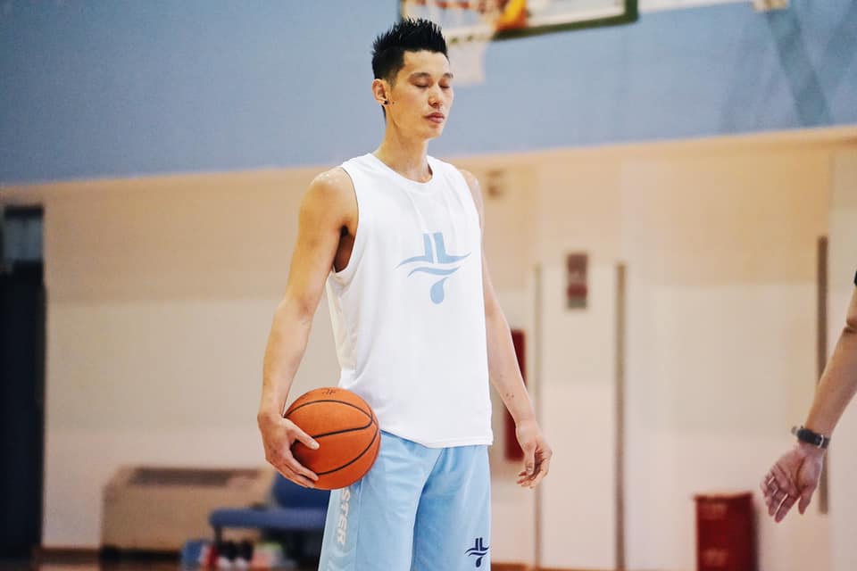 林書豪正式成為正港台灣人，鍾小平證實日前陪同林父一起去辦護照。（翻攝自林書豪臉書）