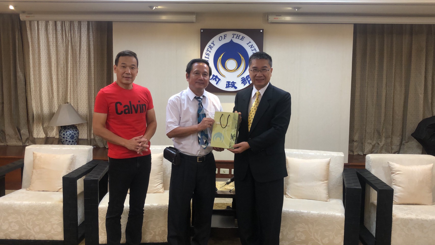 徐國勇表示,「他要回來台灣打球,我們非常高興。」(內政部提供)