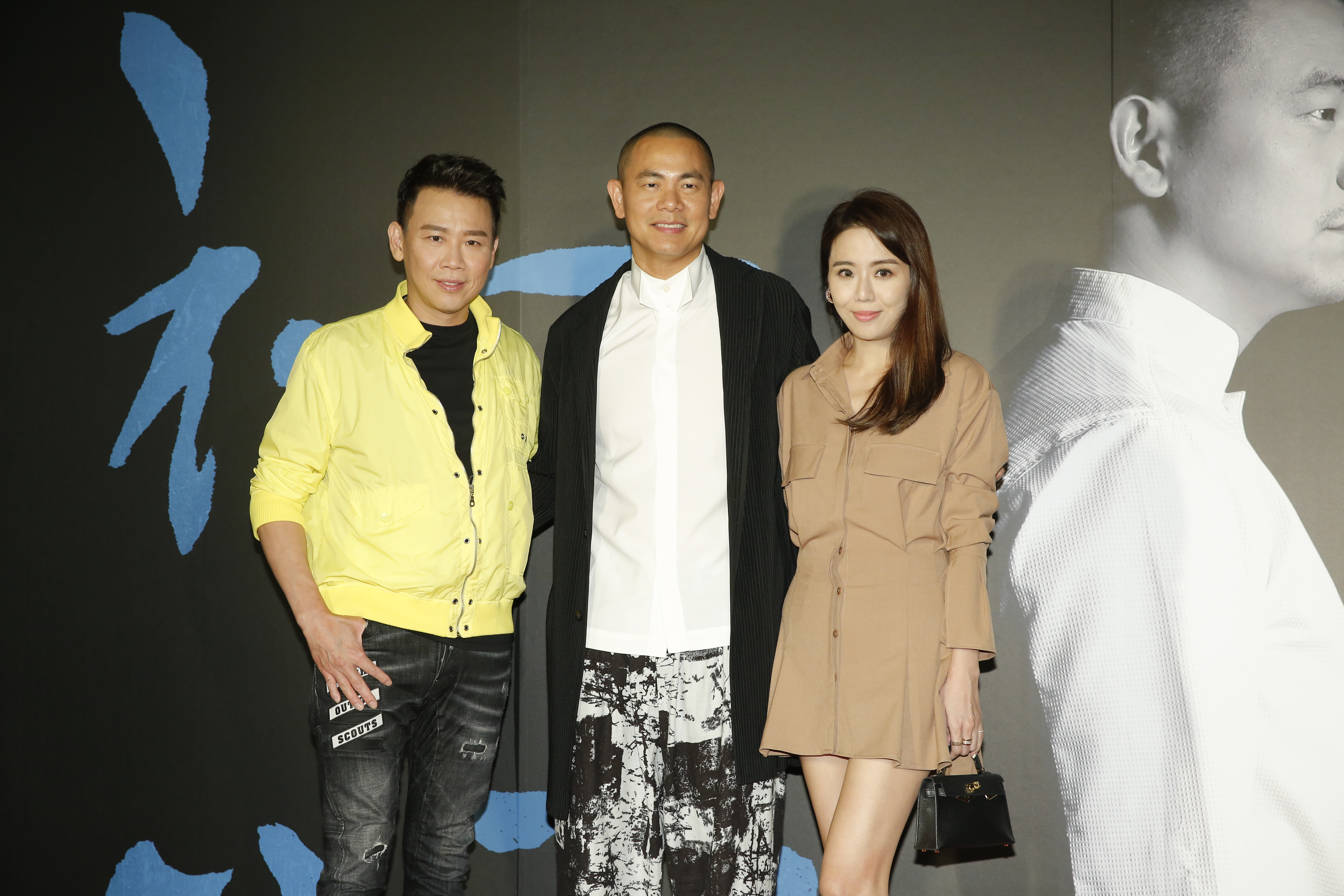 歌手陶喆（左）、妻子江姵蓉（右）力挺好友江振誠（中）。