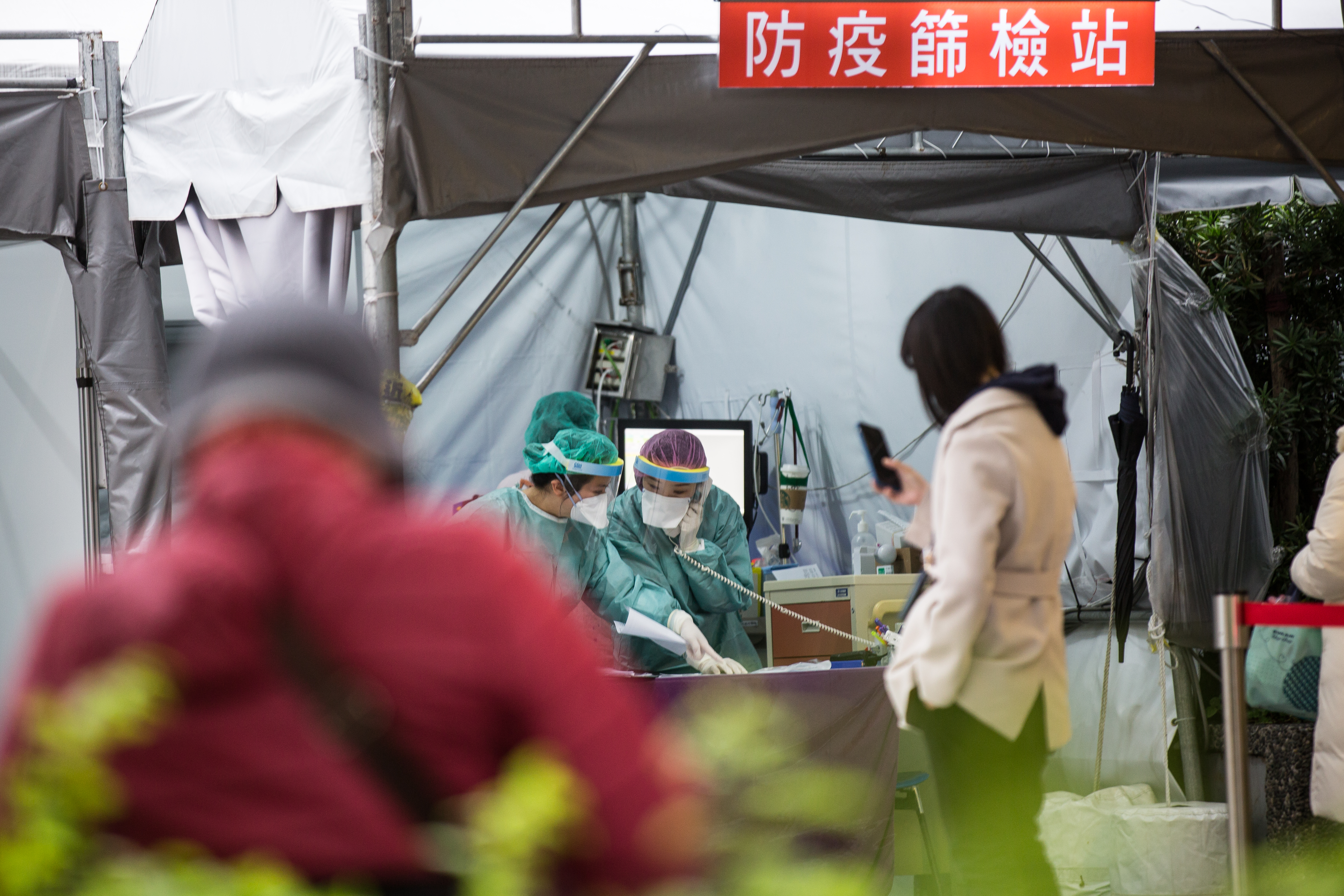 指揮中心宣布擴大篩檢對象，其中包含外送員、櫃姐、車長等職業；示意圖，與當事人無關。