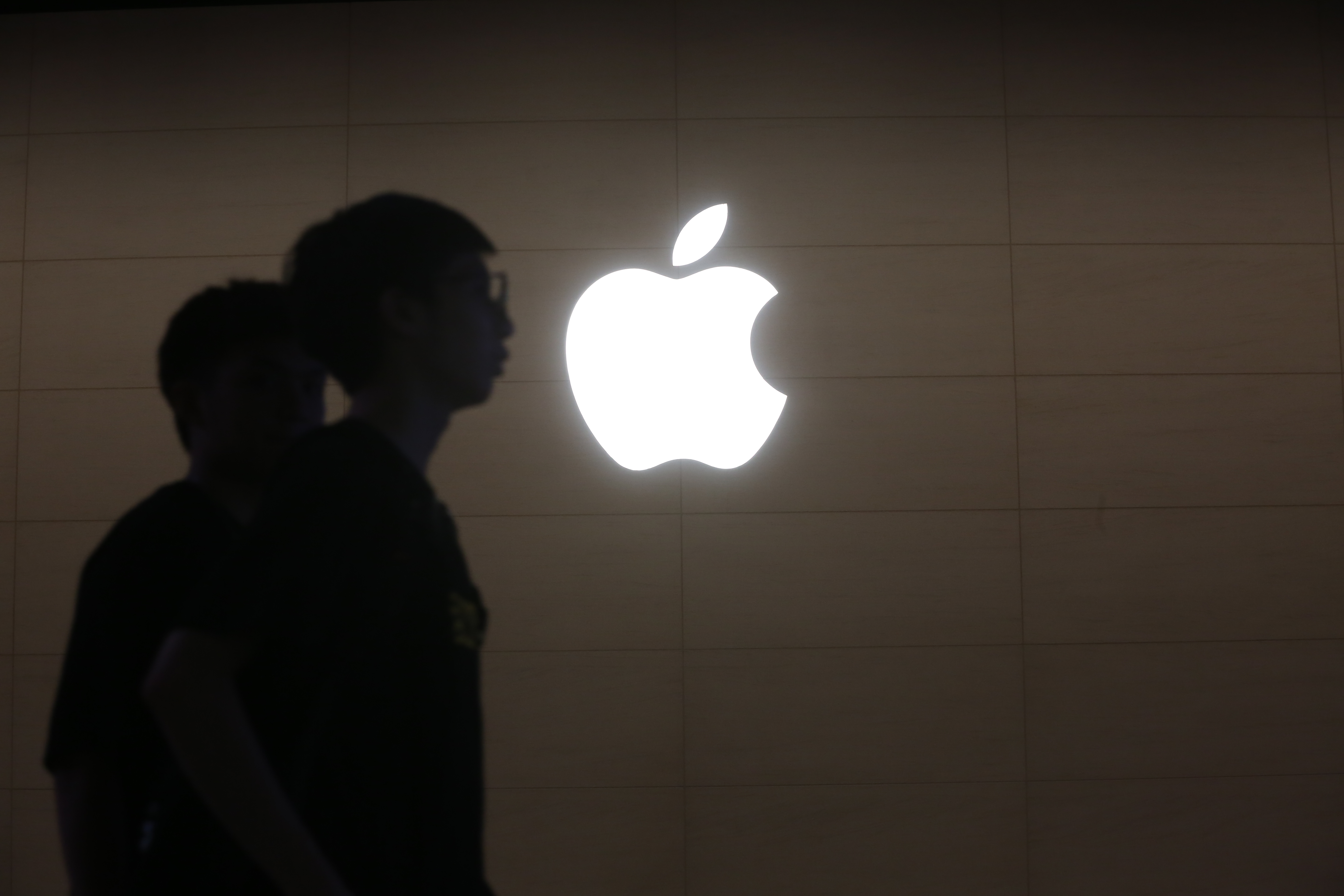 蘋果公司19日盤中股價大漲至468.65美元，成為首家市值突破2兆美元（約新台幣60兆元）的上市公司。