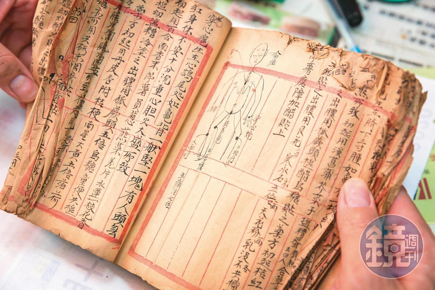 德安青草店有一本傳承百年的小冊子，泛黃殘破，平時都被小心收藏著。