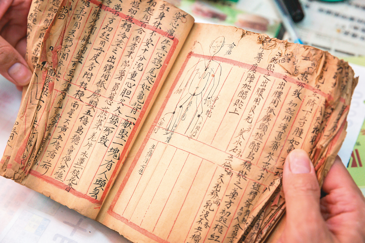 德安青草店有一本傳承百年的小冊子，泛黃殘破，平時都被小心收藏著。