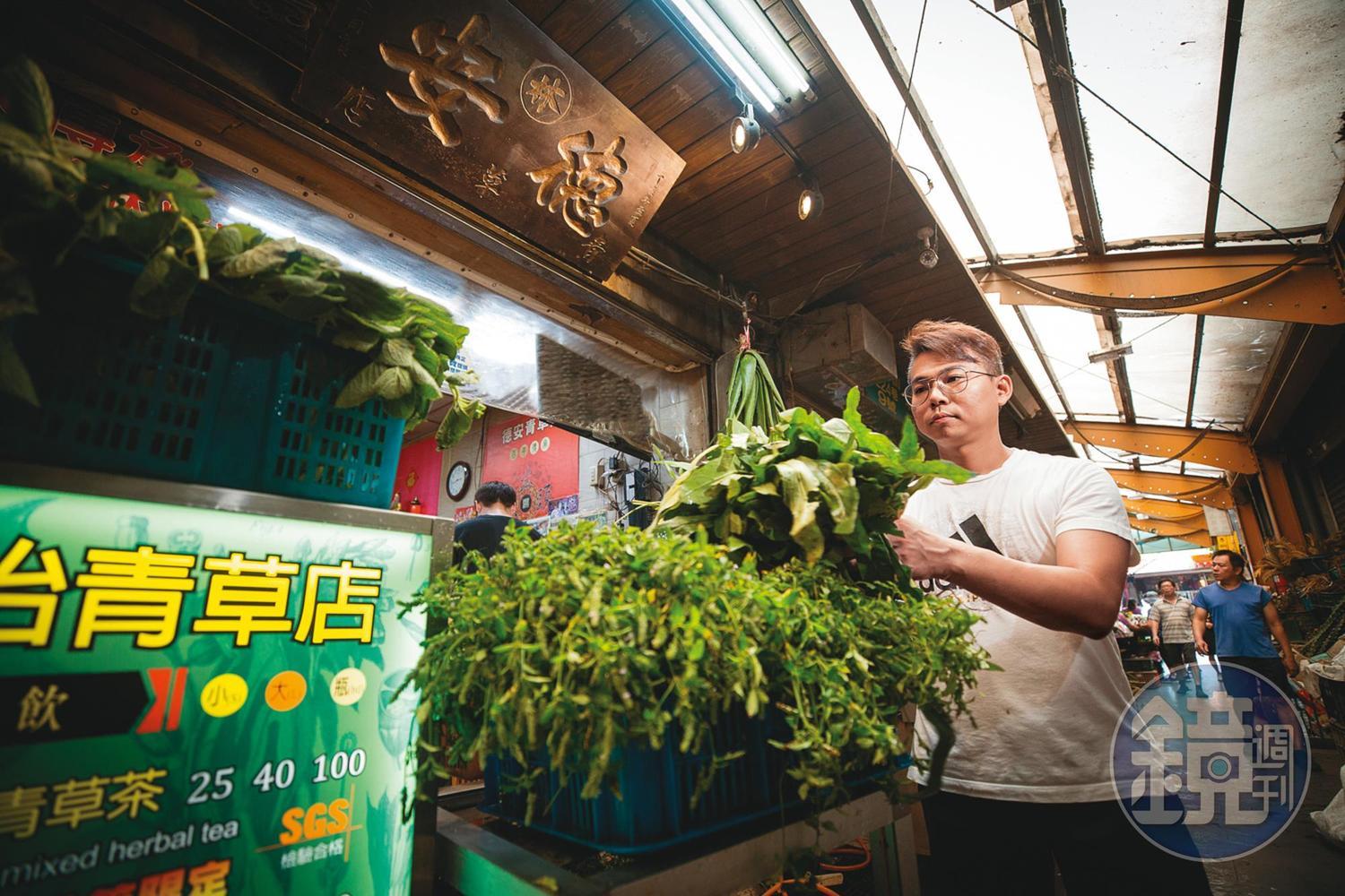 今年42歲的簡宜賢是德安青草店的第三代老闆,從國小開始幫忙,對青草瞭若指掌。