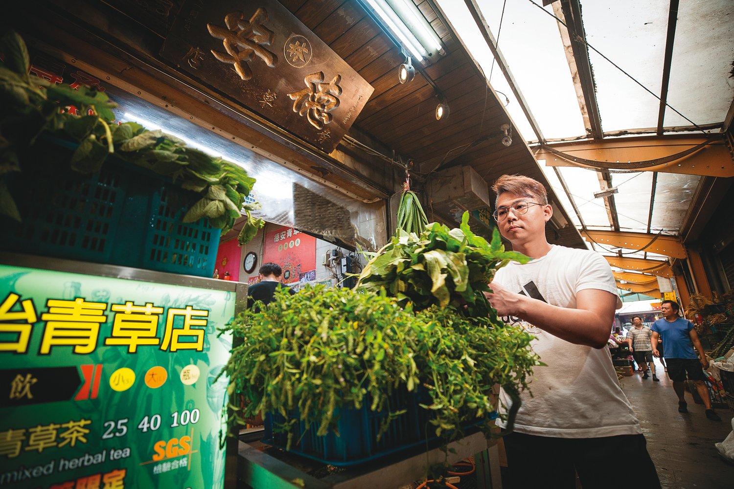 今年42歲的簡宜賢是德安青草店的第三代老闆，從國小開始幫忙，對青草瞭若指掌。