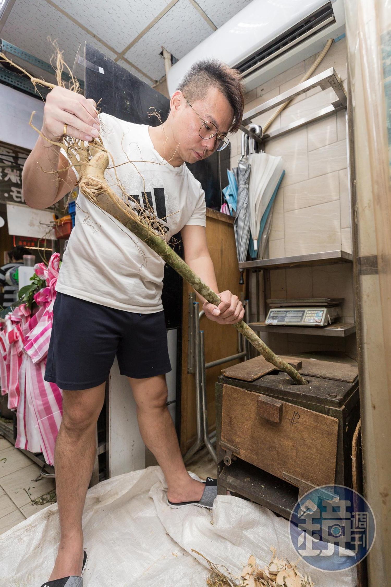 簡宜賢進入店裡工作後,購買機器幫忙切青草,增加工作效率,一開始還遭父親反對。