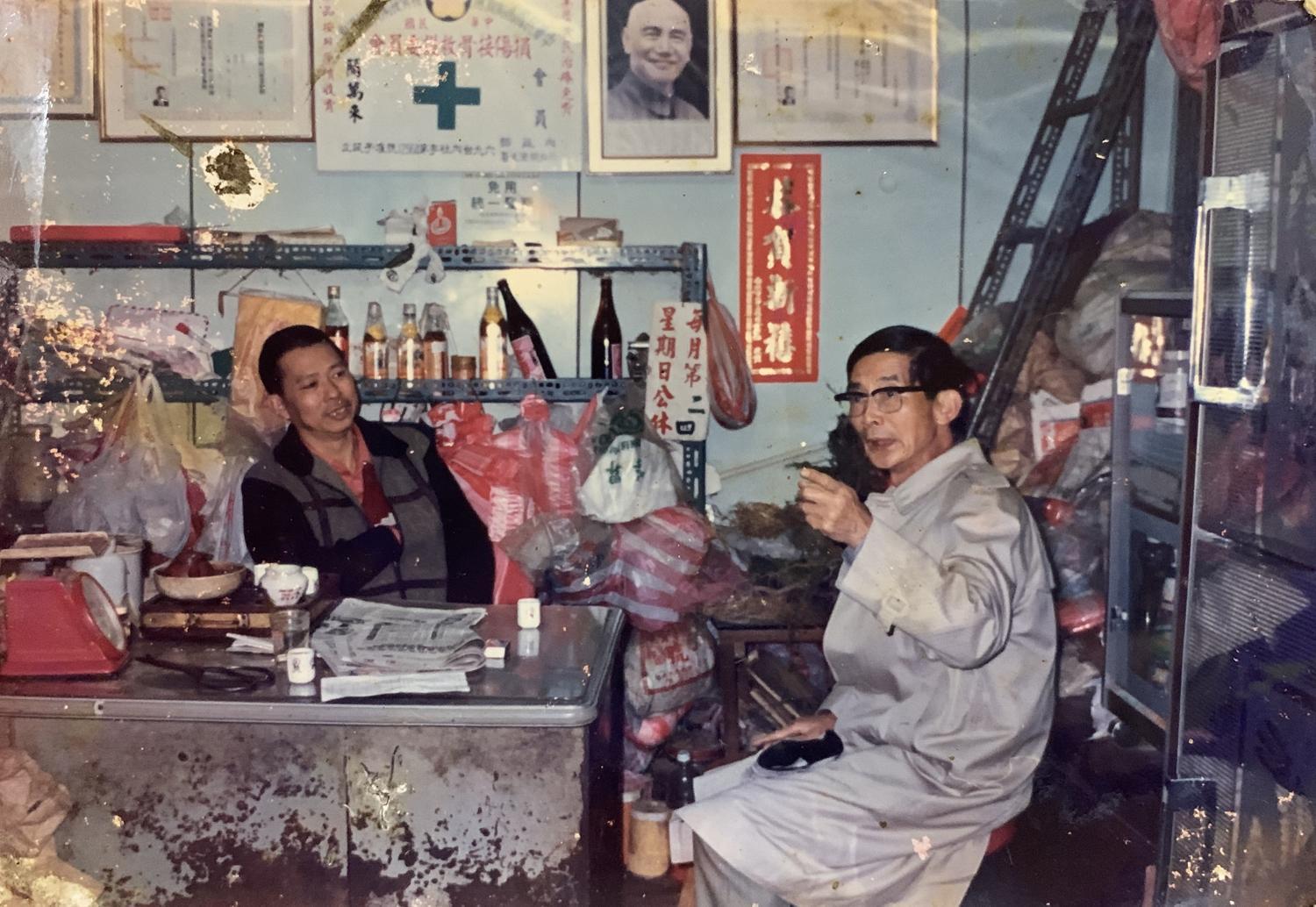 簡萬來（左）是德安青草店第二代老闆，老店在他手中發揚光大，客人絡繹不絕。（簡宜賢提供）