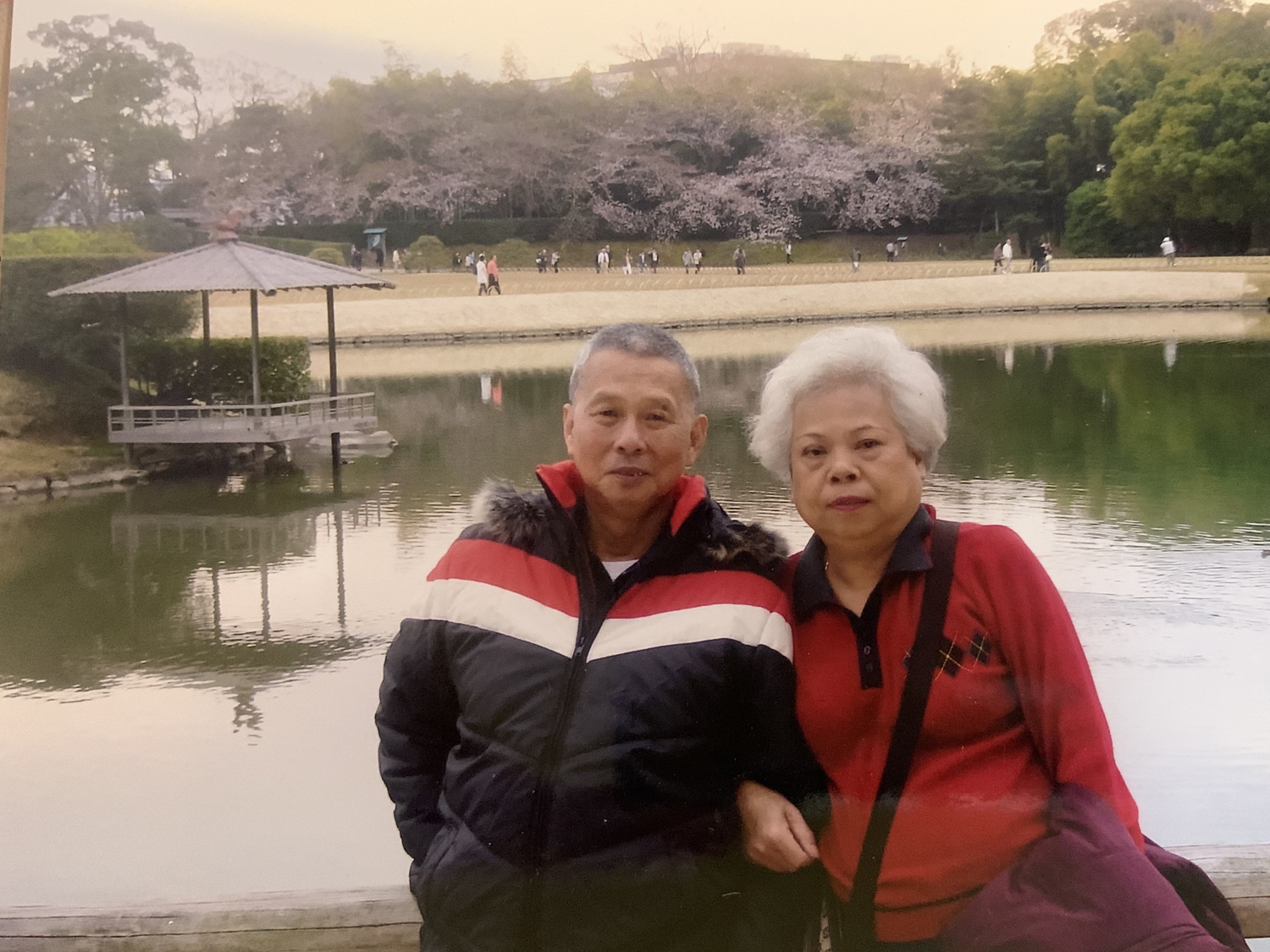 簡萬來（左）40歲時與簡莊靜江結婚，一些女客人有難以啟齒的問題都是找老闆娘幫忙。（簡宜賢提供）