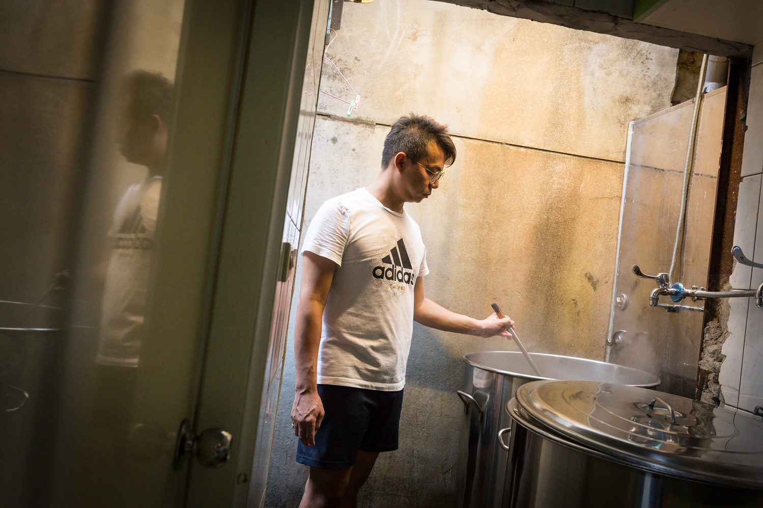 全民健保實施後，青草巷漸漸沒落，簡宜賢研發養生飲品，成功翻轉劣勢。