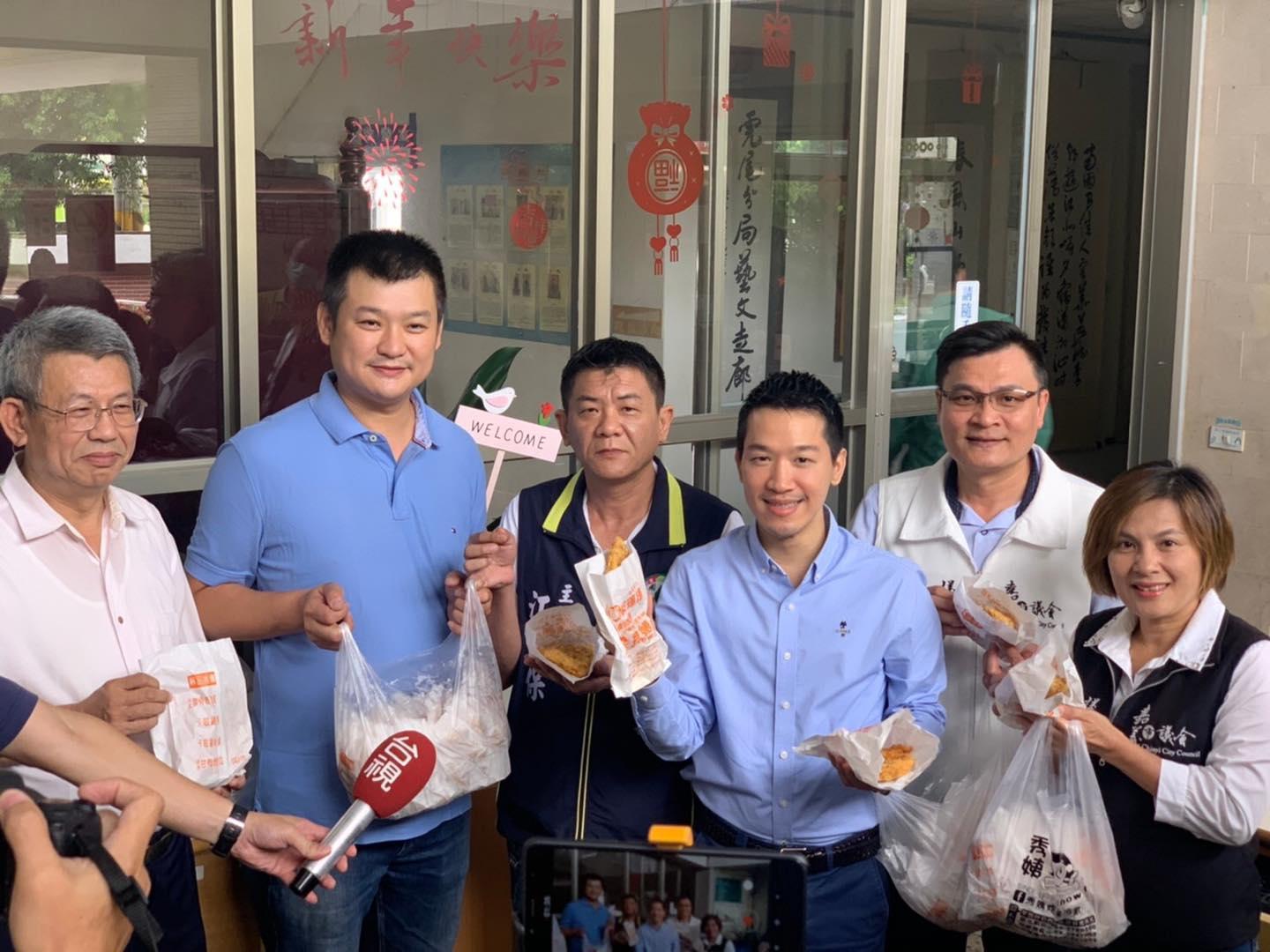 何志偉17日南下雲林虎尾,致贈警方200份雞排,感謝查獲偽造三倍券,勞苦功高的警察同仁們。(翻攝自何志偉臉書)
