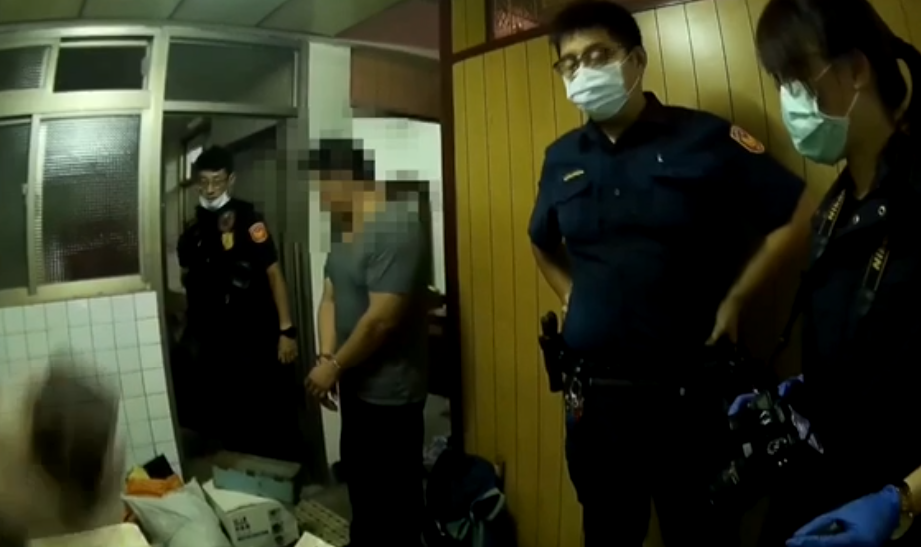 警方將侵入住宅的2名竊賊逮捕。（中山分局提供）
